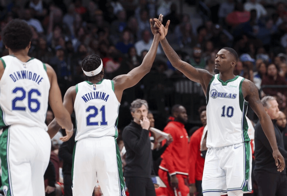 开云体育官网-爵士球员奉献全力，取得胜利保持不败