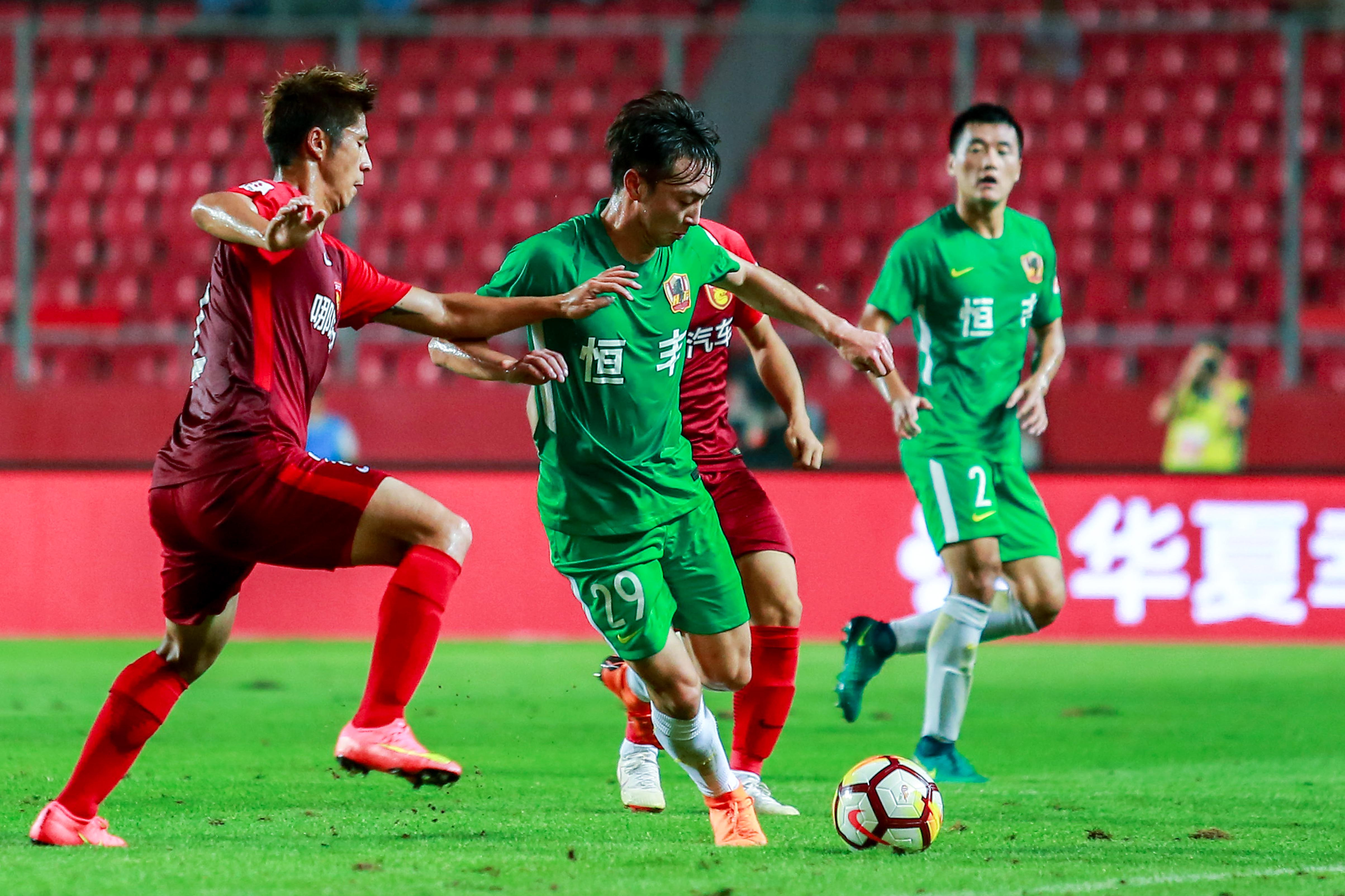 热门球队接连获胜一路领先稳坐榜首位置的简单介绍