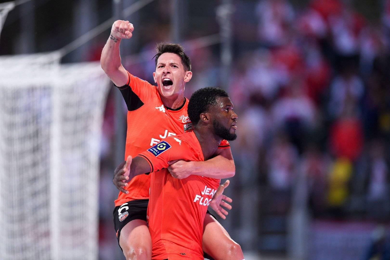 包含里昂队客场大胜，稳坐积分榜前列的词条