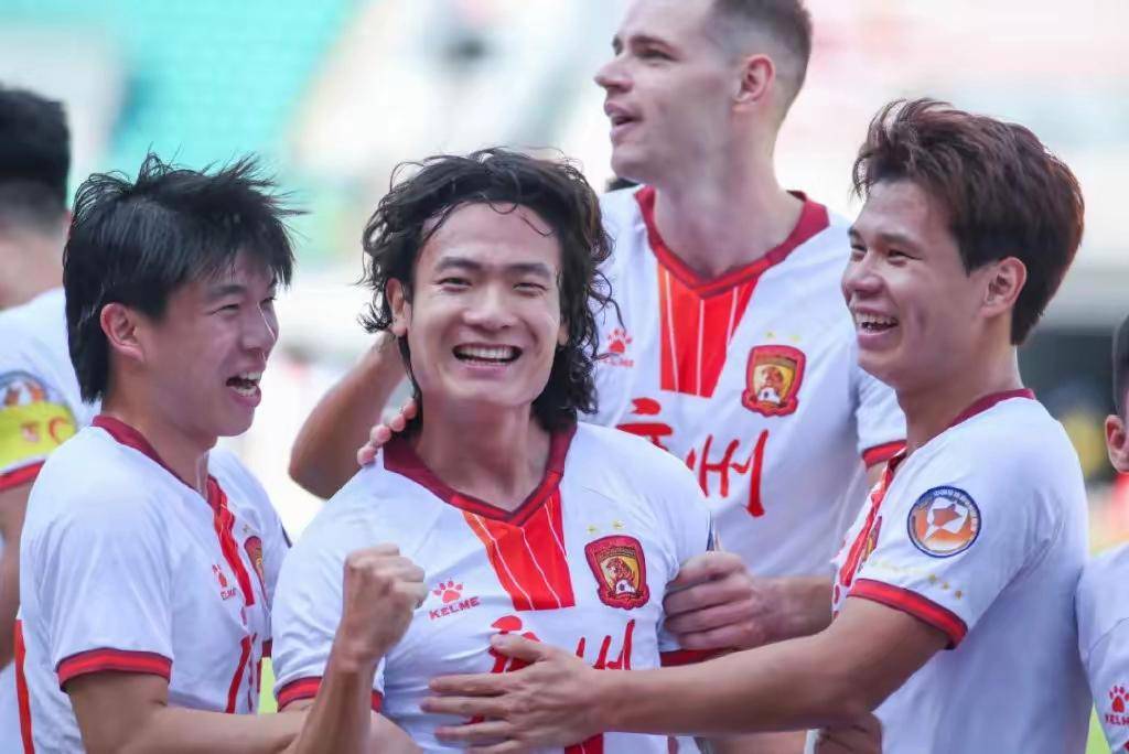 年轻球员表现抢眼，引爆赛场热情