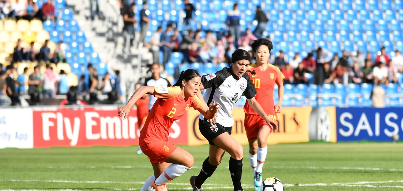 亚洲足球比赛：女性足球选手迎来挑战
