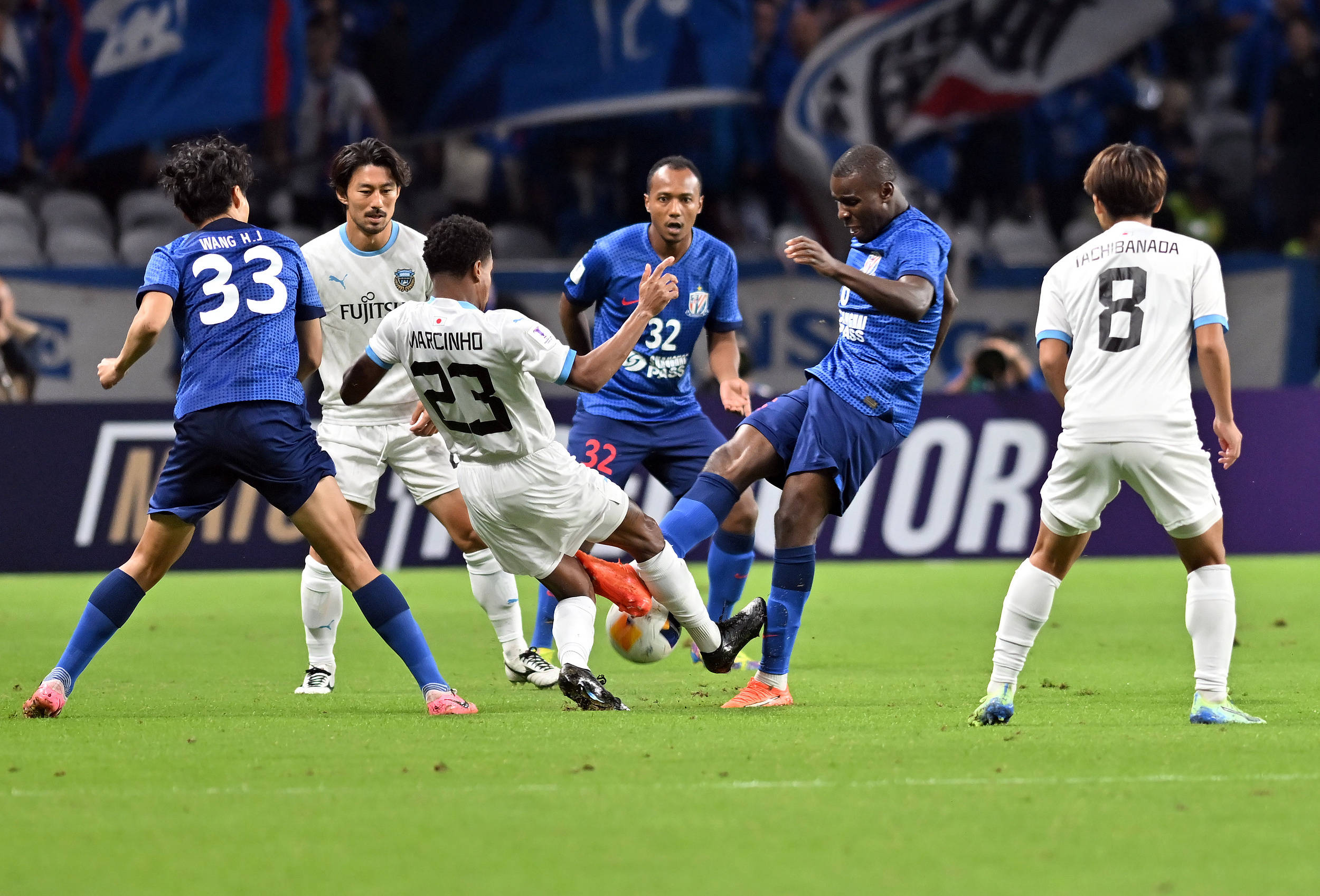 精彩的足球比赛中掀起激情风暴