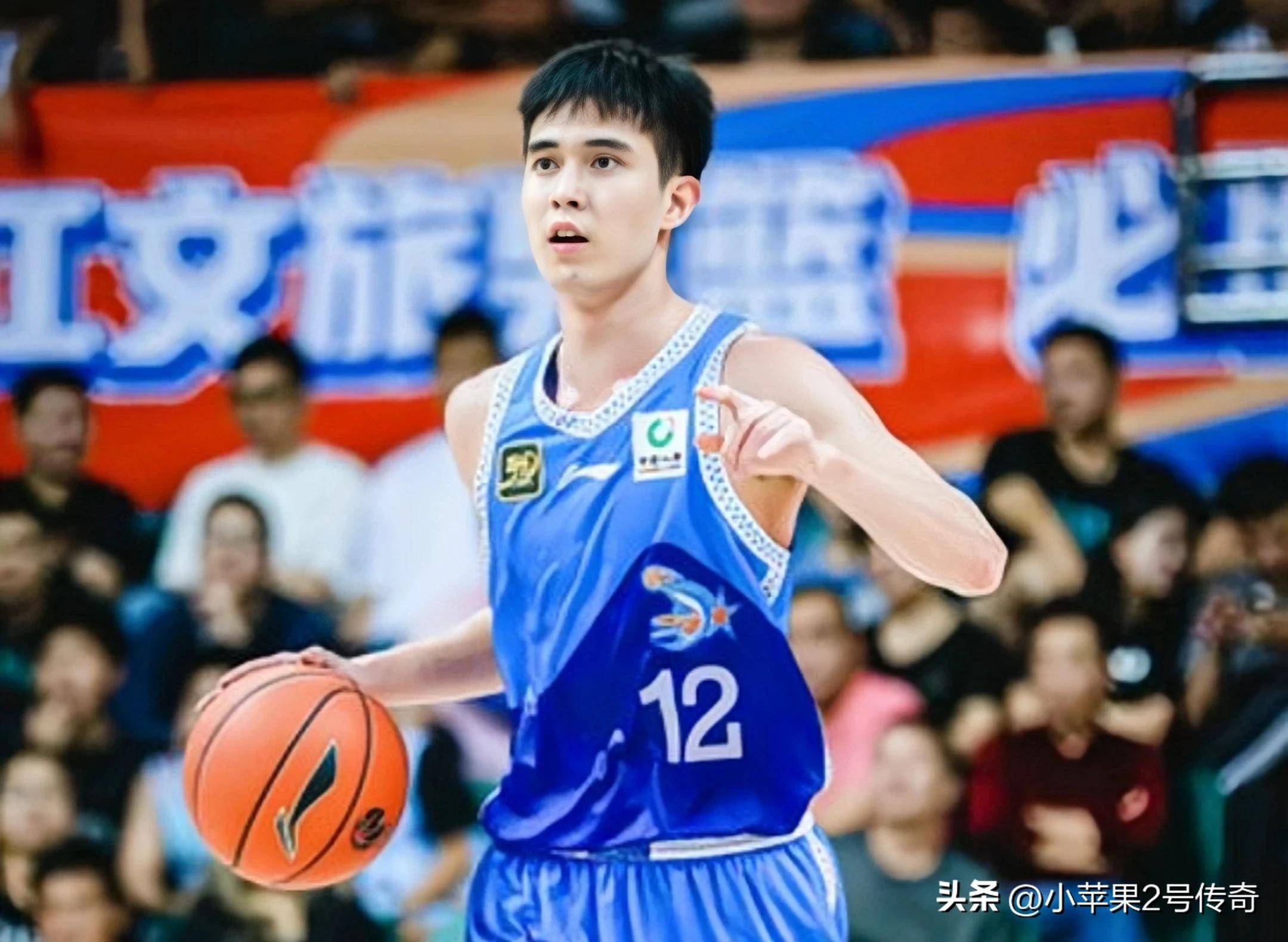 福建男篮在进攻防守中保持高度集中，取得胜利