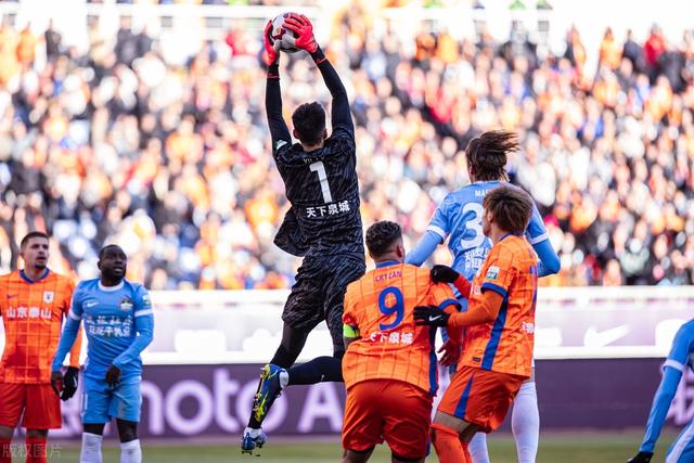 天津泰达门将连续神勇扑救，助球队防守得当的简单介绍