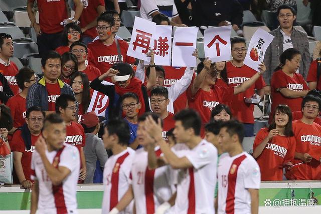 开云体育-比赛现场人气爆棚，球迷高呼着喊助威