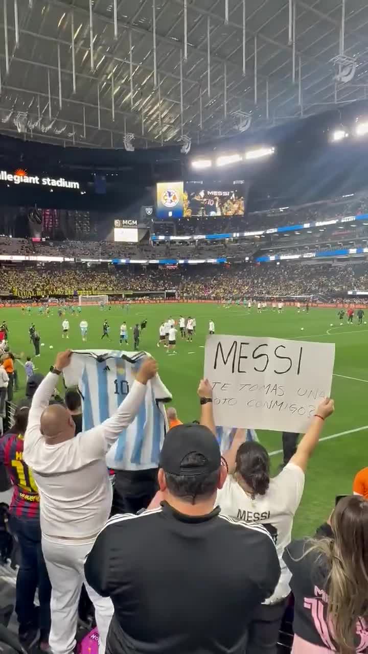 比赛现场人气爆棚，球迷高呼着喊助威