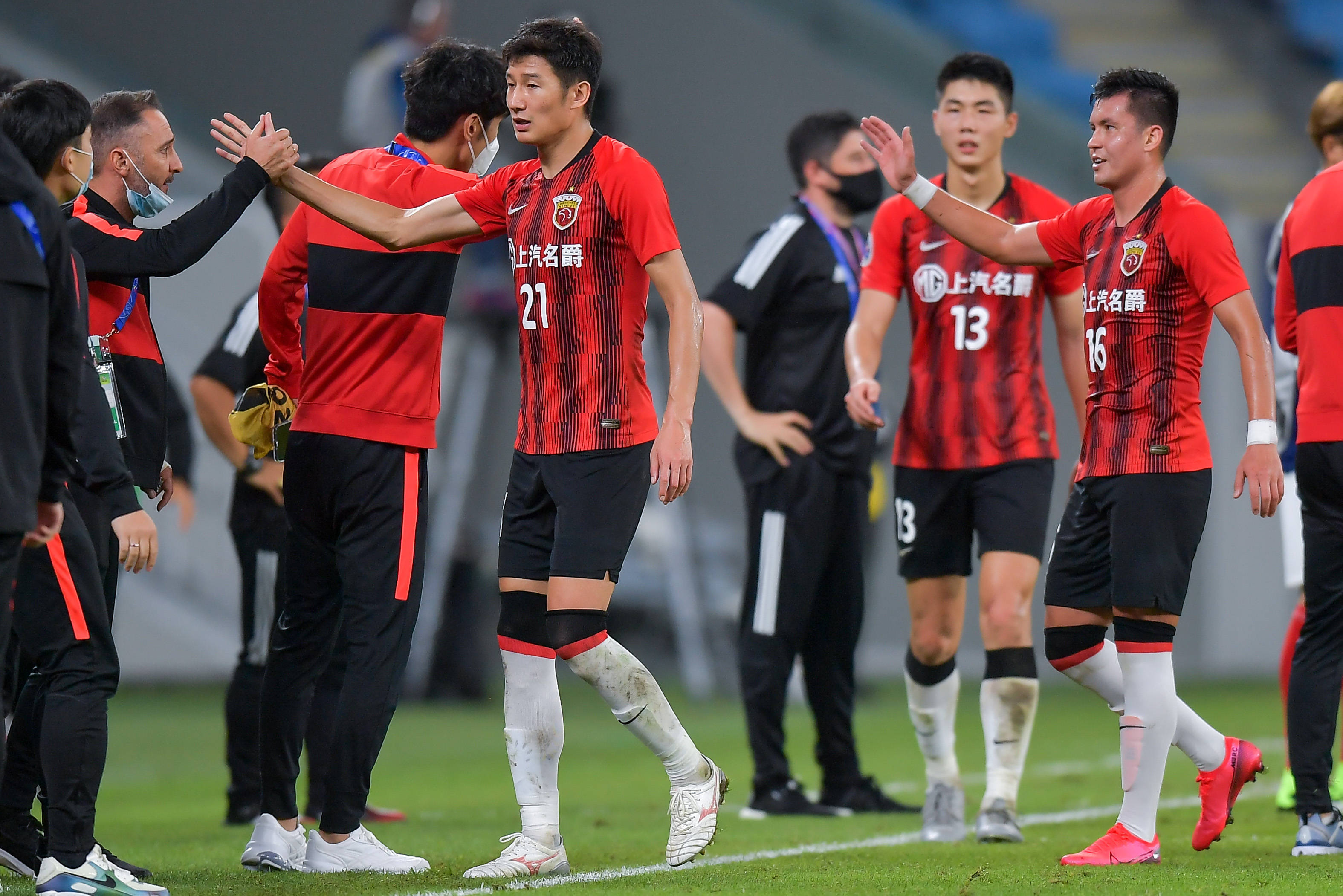 包含横滨水手获得重大胜利，晋级下一轮的词条