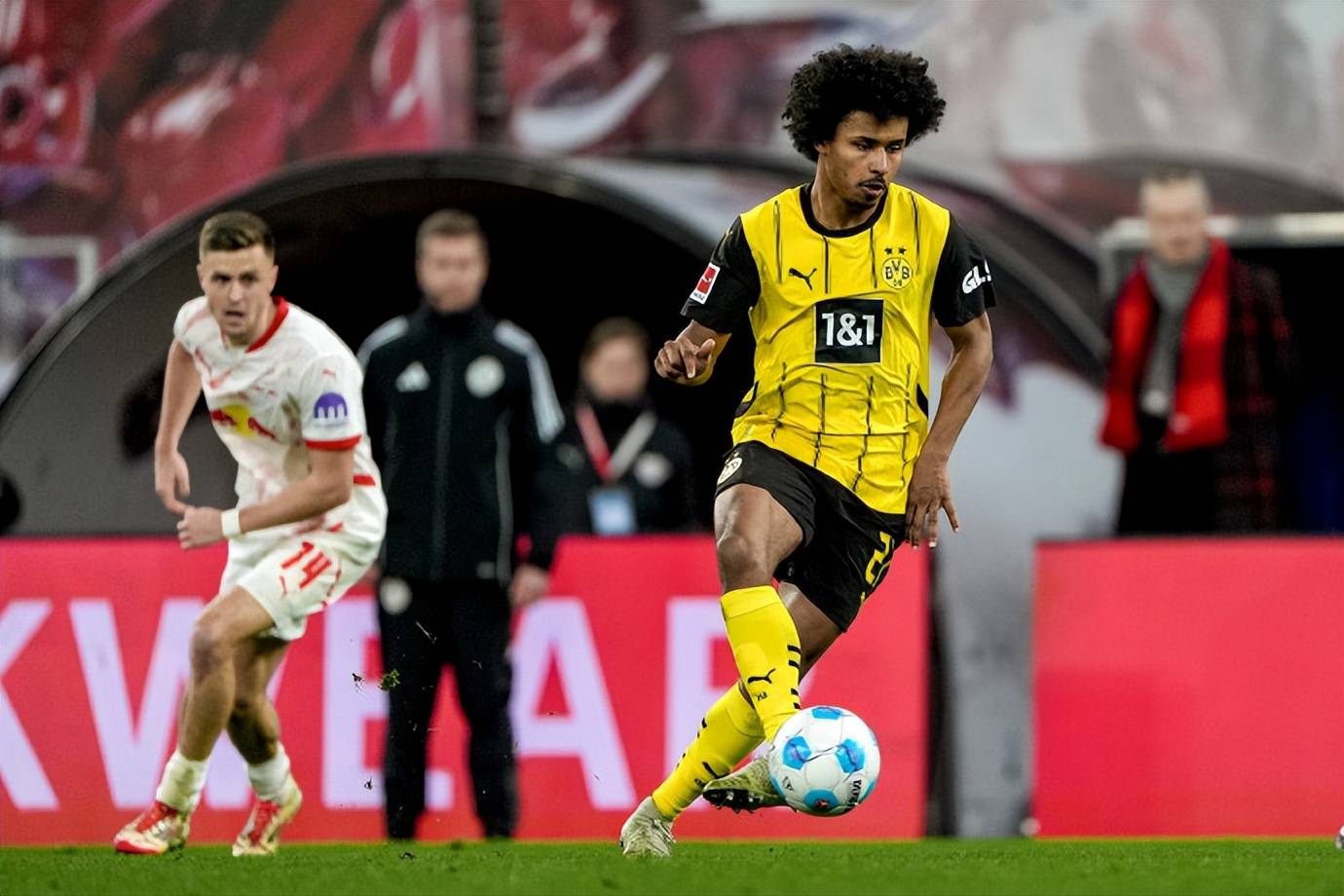 包含多特蒙德在客场逼平对手，小组出线形势扑朔迷离的词条