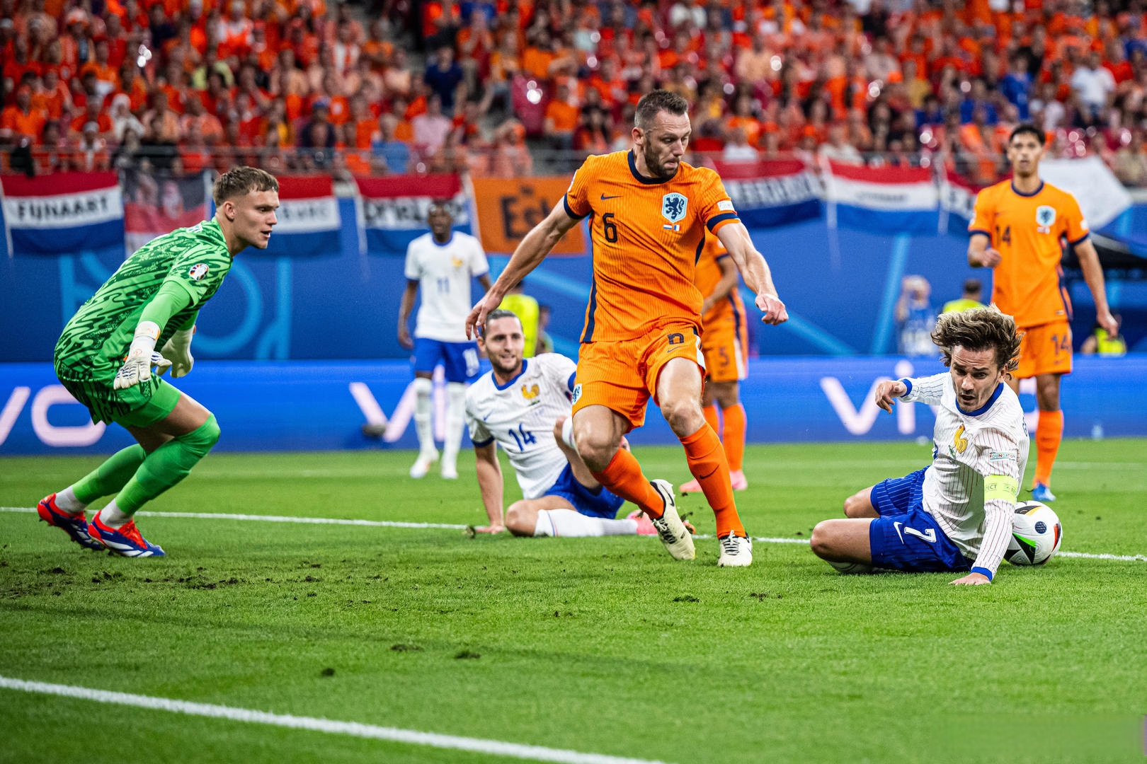 包含荷兰队客场平局，略显压力寻求突破的词条