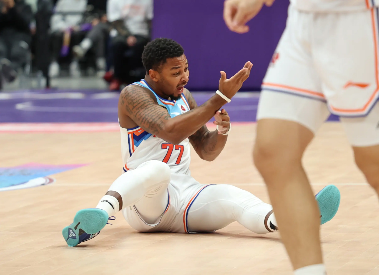 新疆队内线抢篮板，成功击败对手