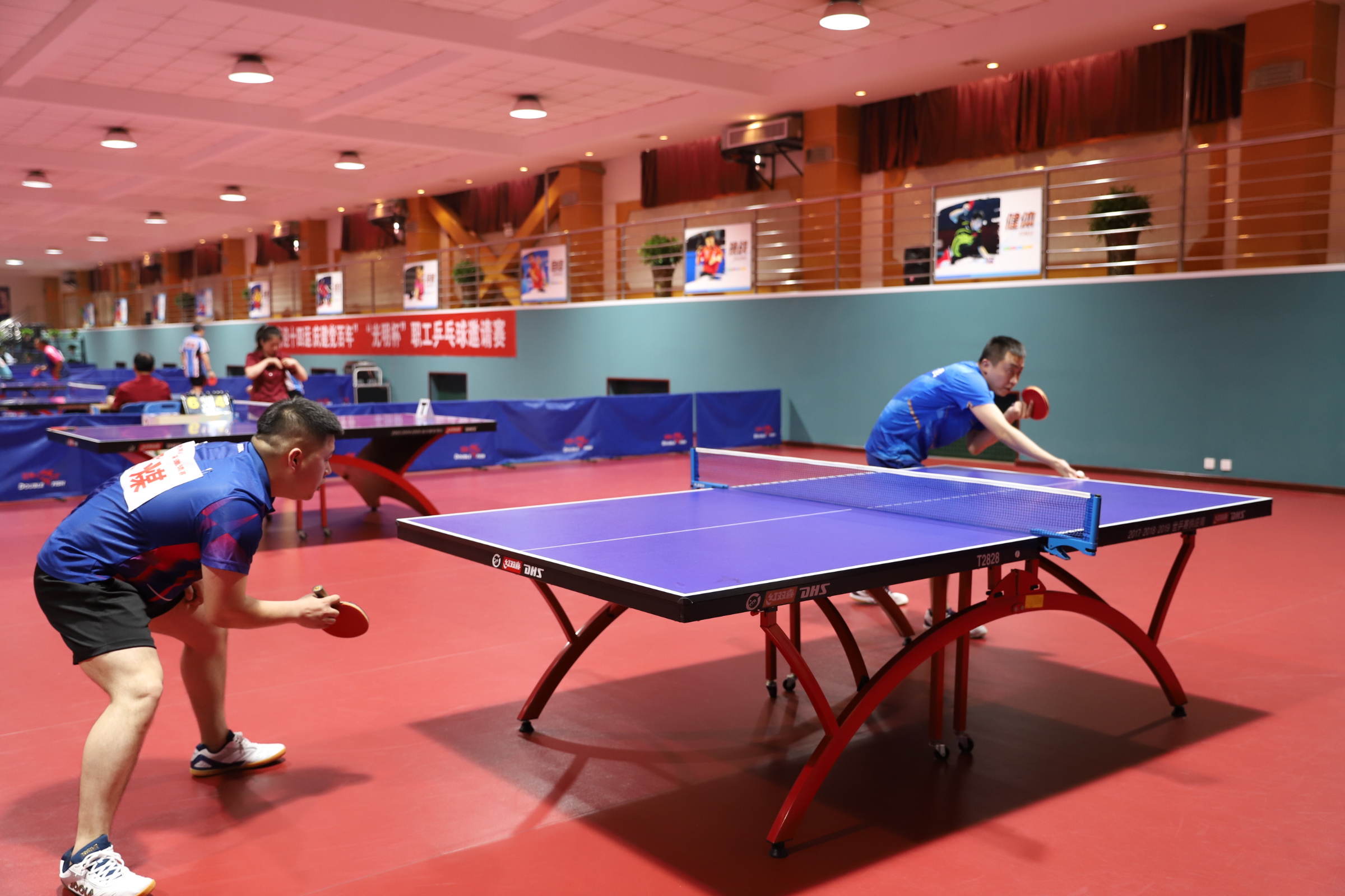 举重选手力压群雄，披荆斩棘勇往直前