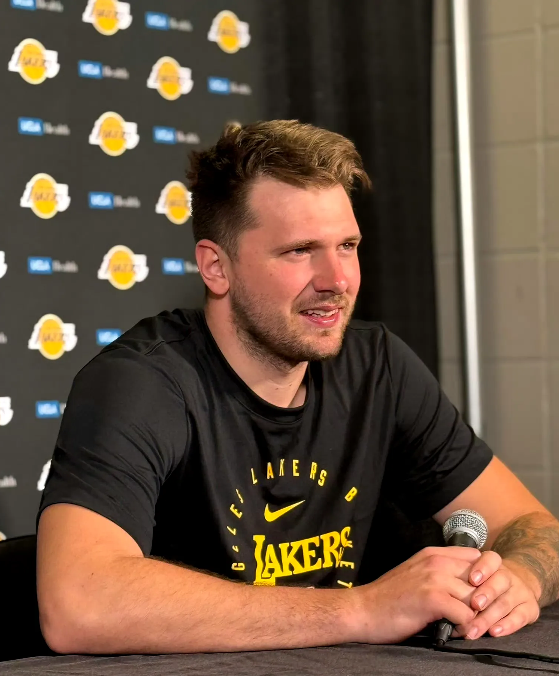 狼队客场惊险获胜，拿下三分