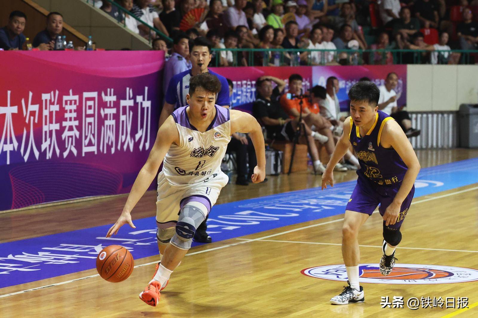 精彩比赛中，球员们展现出战术配合的默契