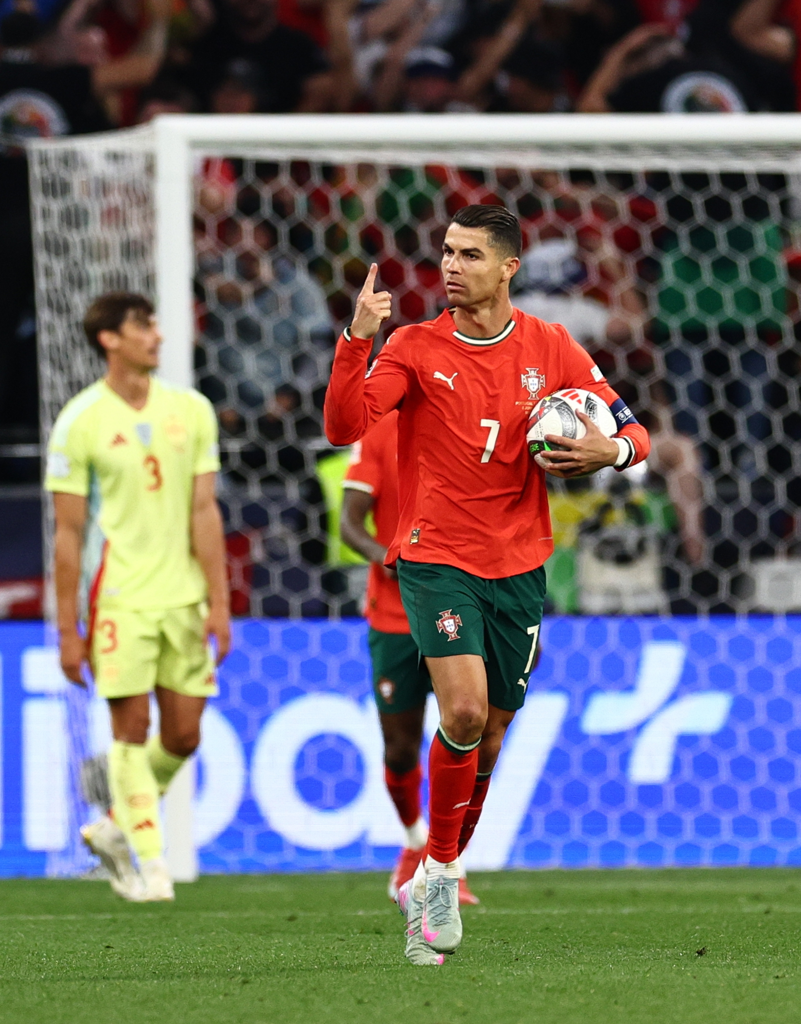 葡萄牙轻松战胜立陶宛，领跑欧预赛A组