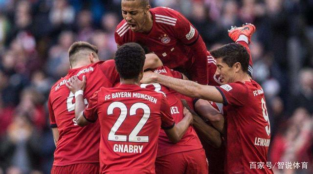 黄金足球赛事开幕，吸引众多球迷驻足的简单介绍