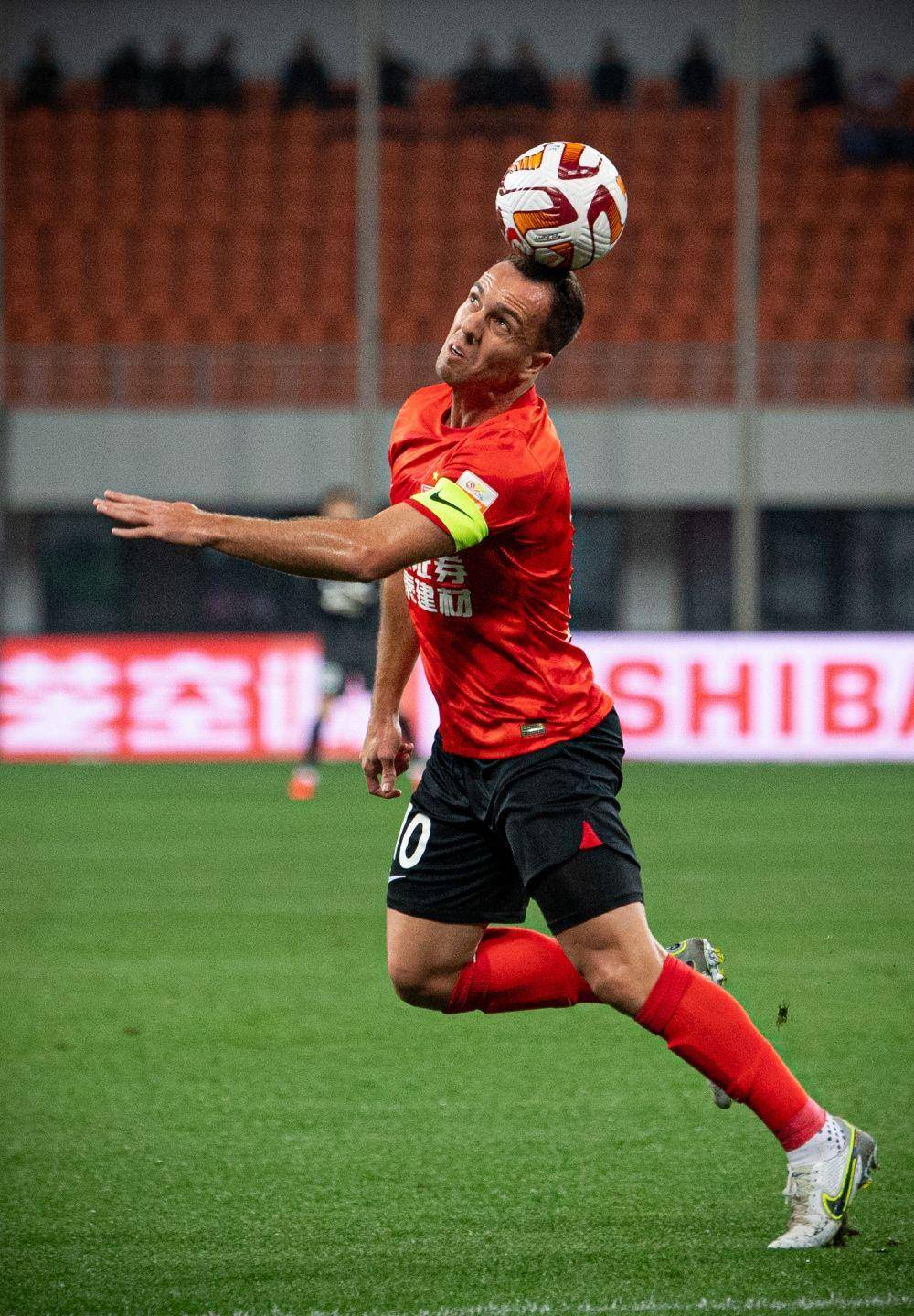 关于中超球员参加公益活动，传递正能量的信息