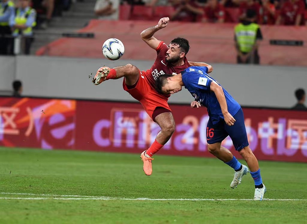 开云体育入口-激烈对抗让球迷血脉贲张，比赛中的惊险一幕令人窒息的简单介绍