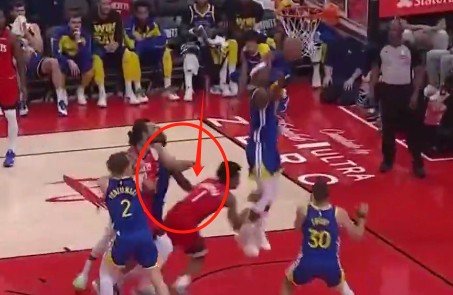 激烈对抗让球迷血脉贲张，比赛中的惊险一幕令人窒息的简单介绍