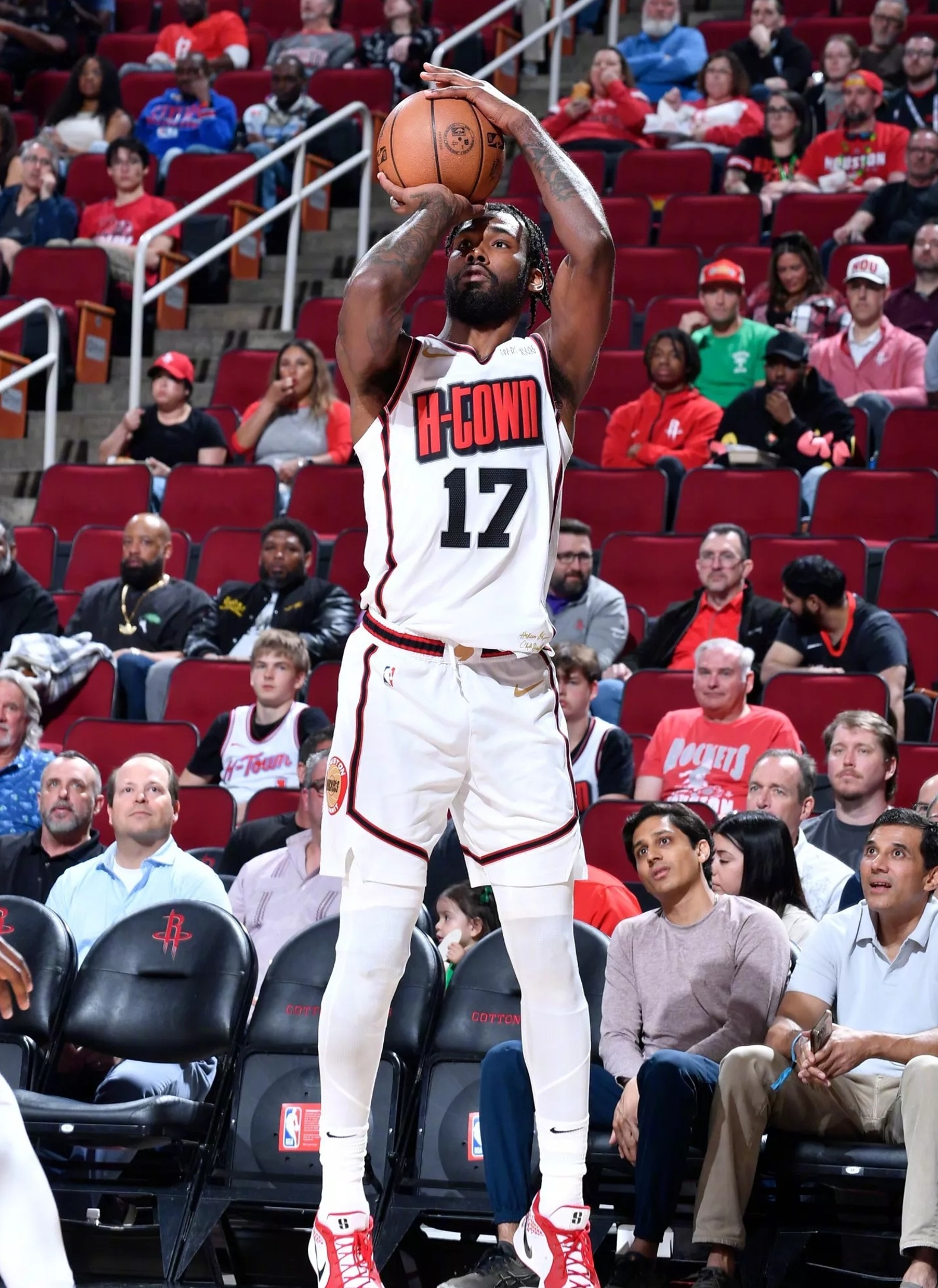 火箭火力全开，轻松击败对手