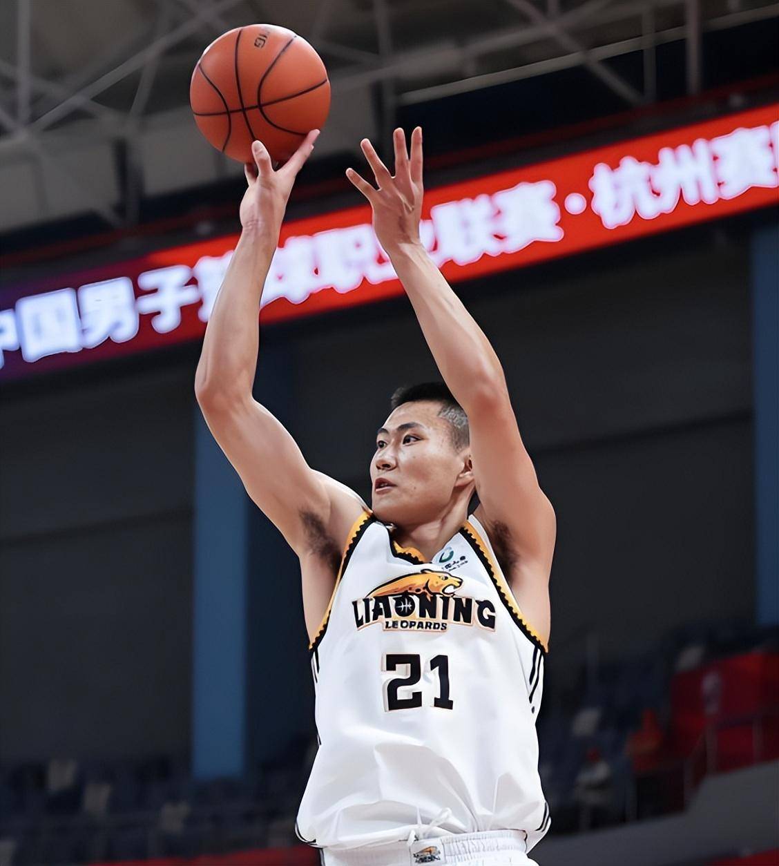 河南男篮取得关键胜利，士气高昂