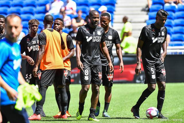 开云平台-亚眠主场战平南特，保持不败走势