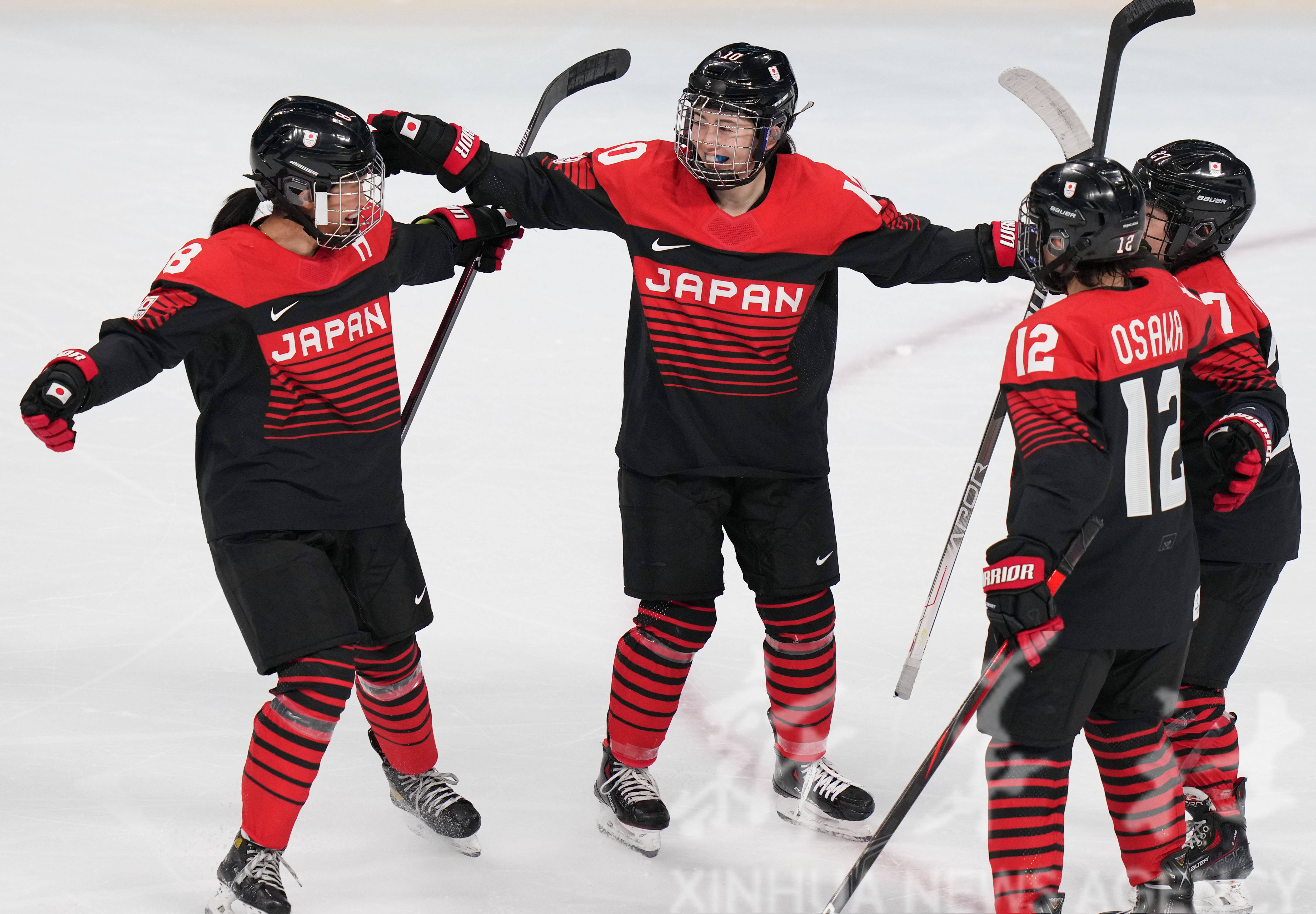 开云体育app-瑞典冰球队实现历史性突破，露出笑容