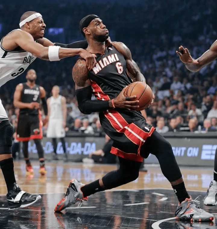 NBA赛场烽火连天，球队对抗场面扣人心弦