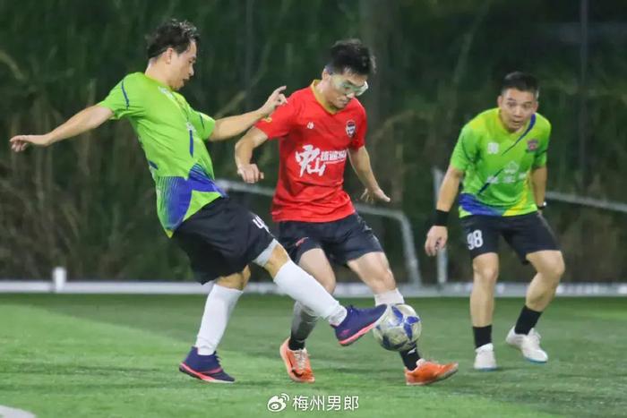 热衷足球运动！球队坚持训练争夺胜利的简单介绍