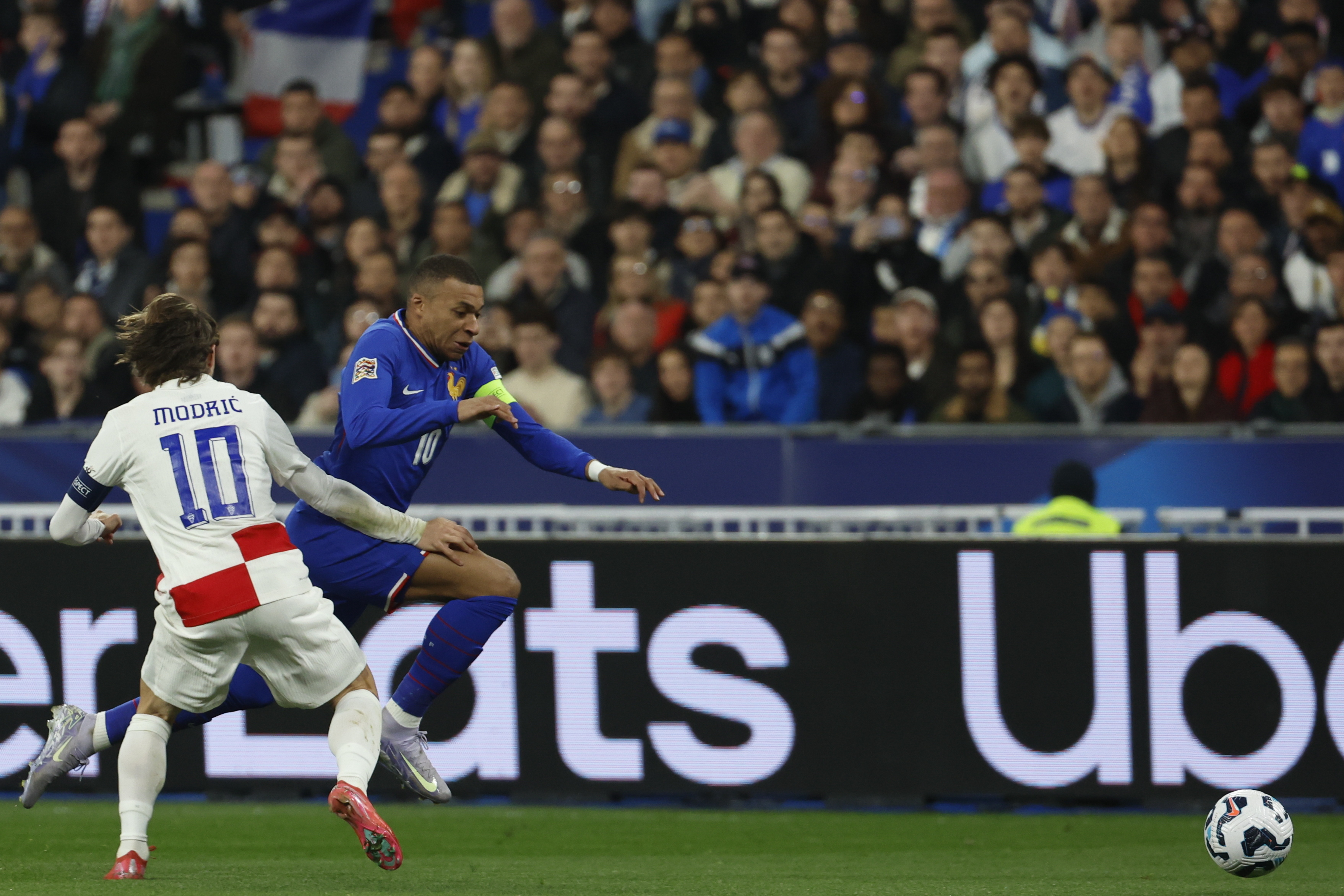 足球迷瞩目！欧洲预赛持续上演悬念