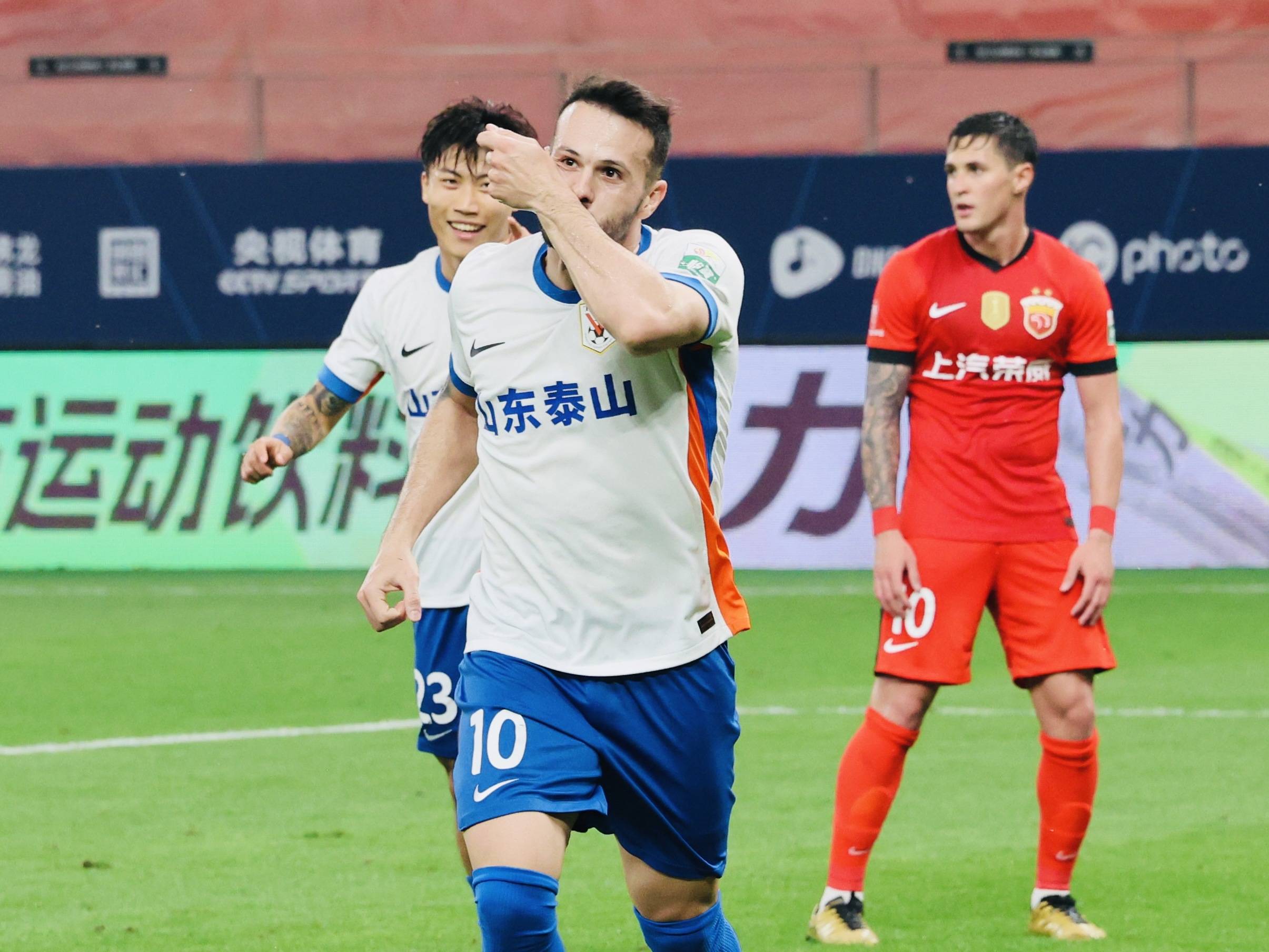 广州恒大主场负于上海绿地申花，积分榜下滑