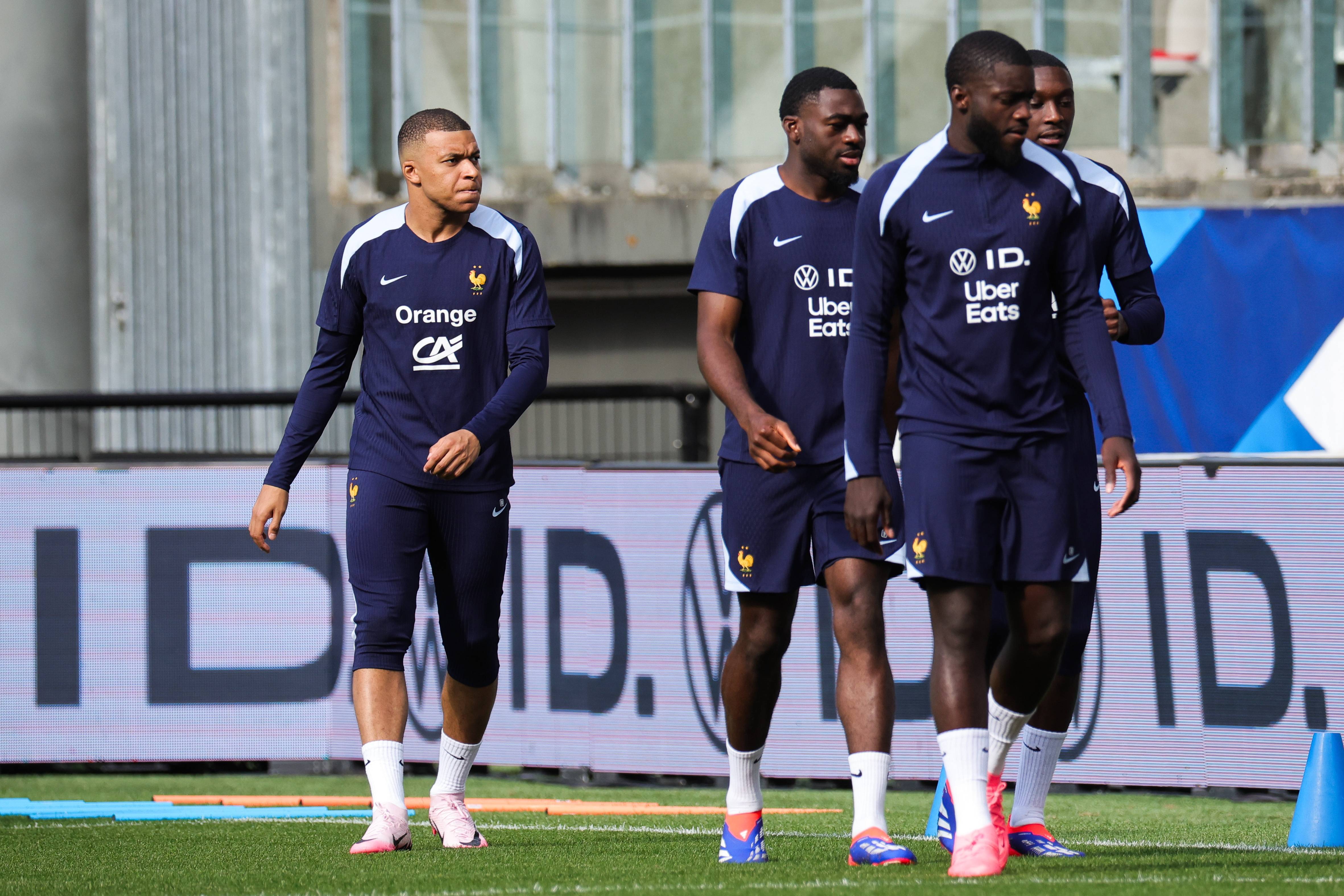 开云下载-欧洲足球赛事全面开启，各队备战