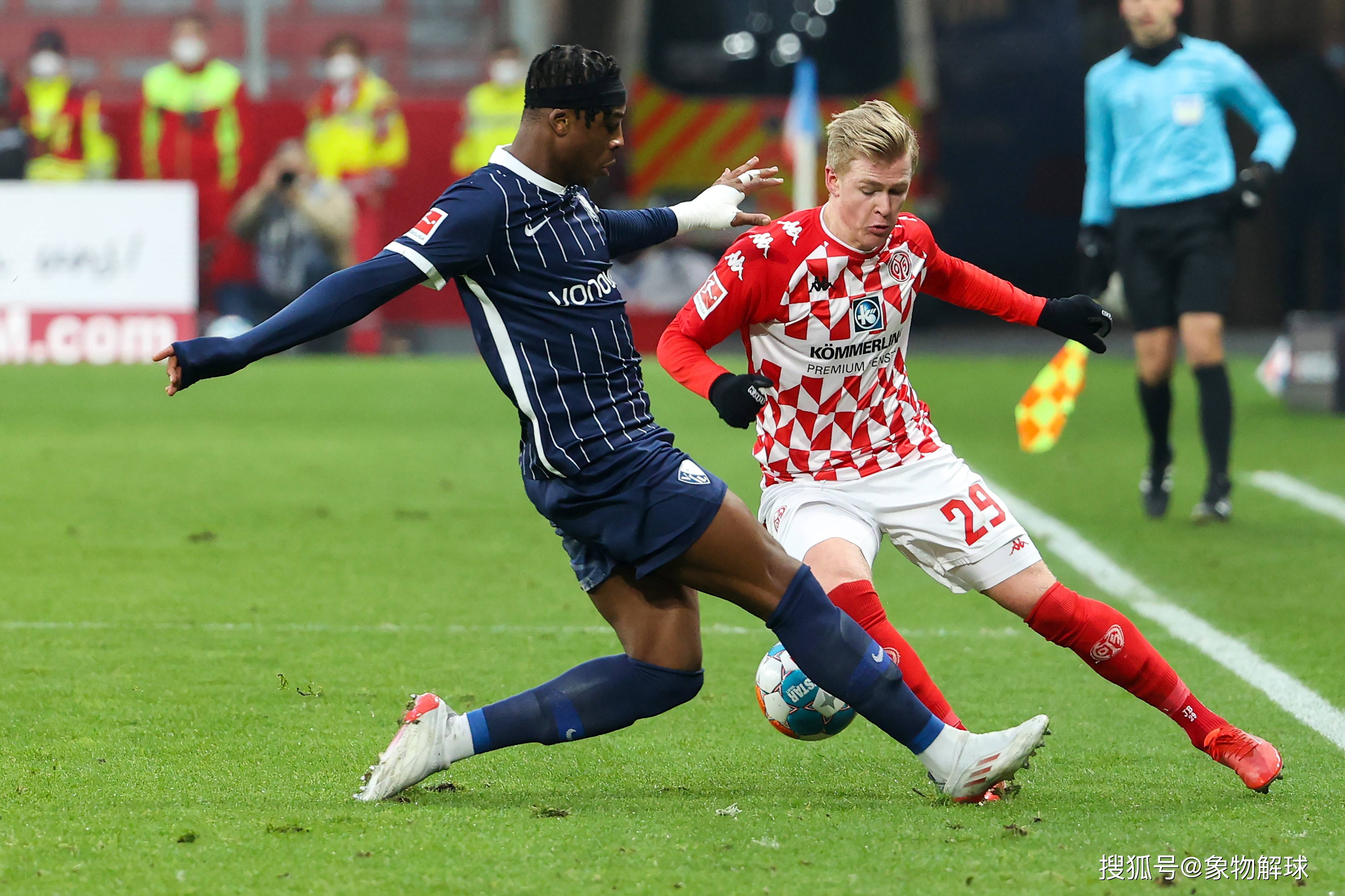 沃尔夫斯堡球员团结一致，迎战强敌