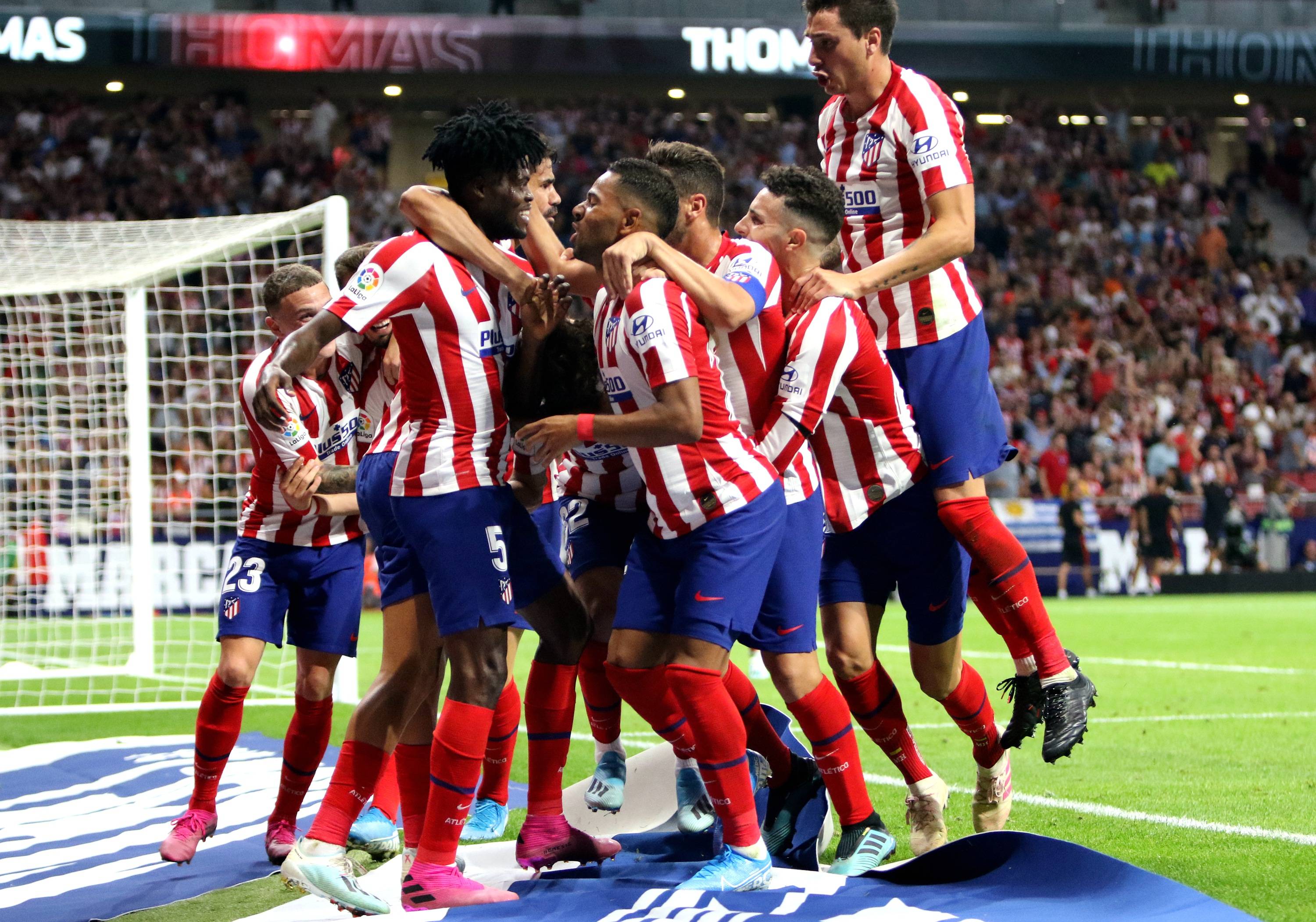 格拉纳达主场不敌对手，降级区逼近