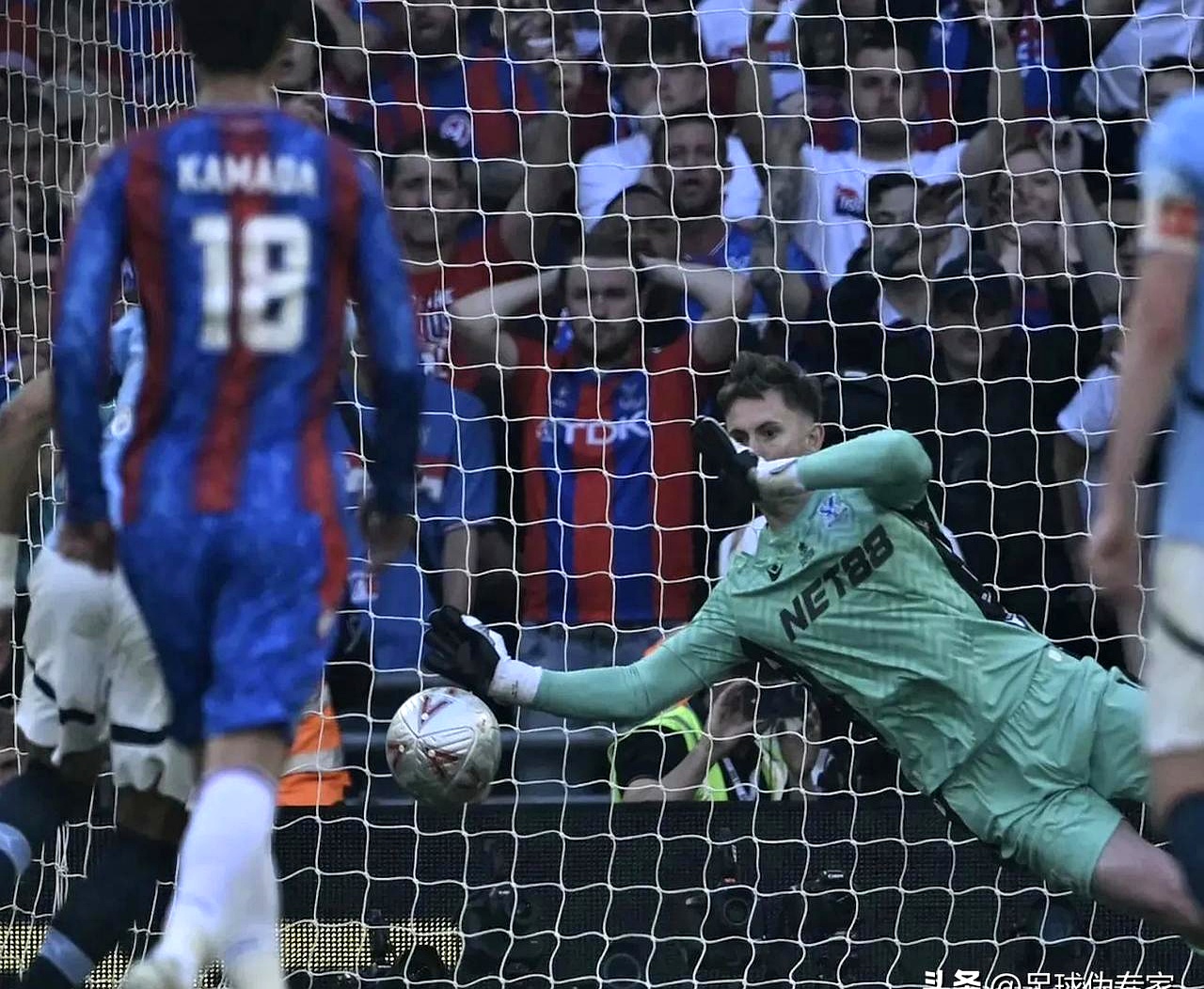 开云下载-曼城门将神勇扑出关键球，率队赢球