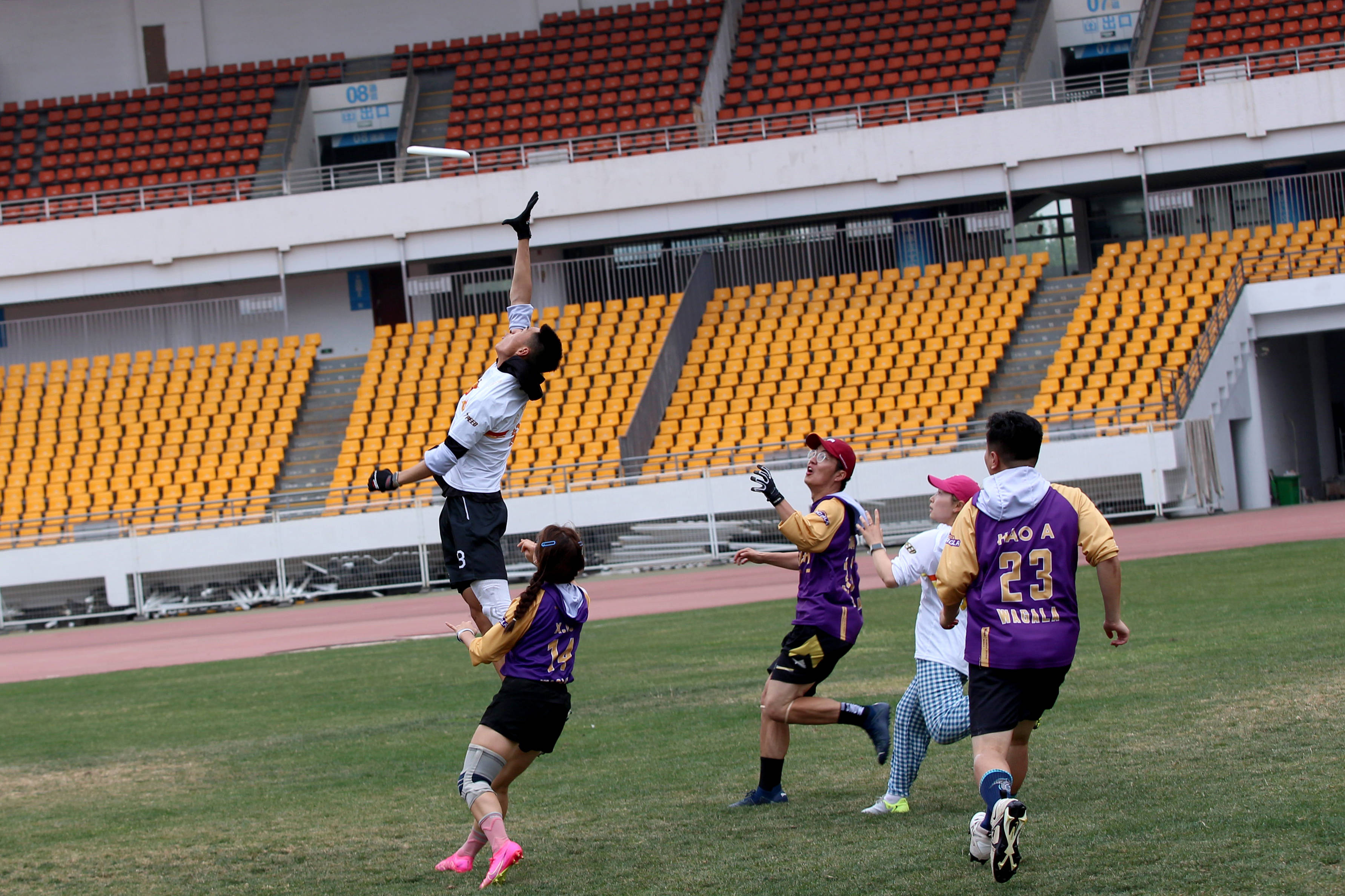 开云体育中国-比赛中现巧妙配合，球队战术耐人寻味