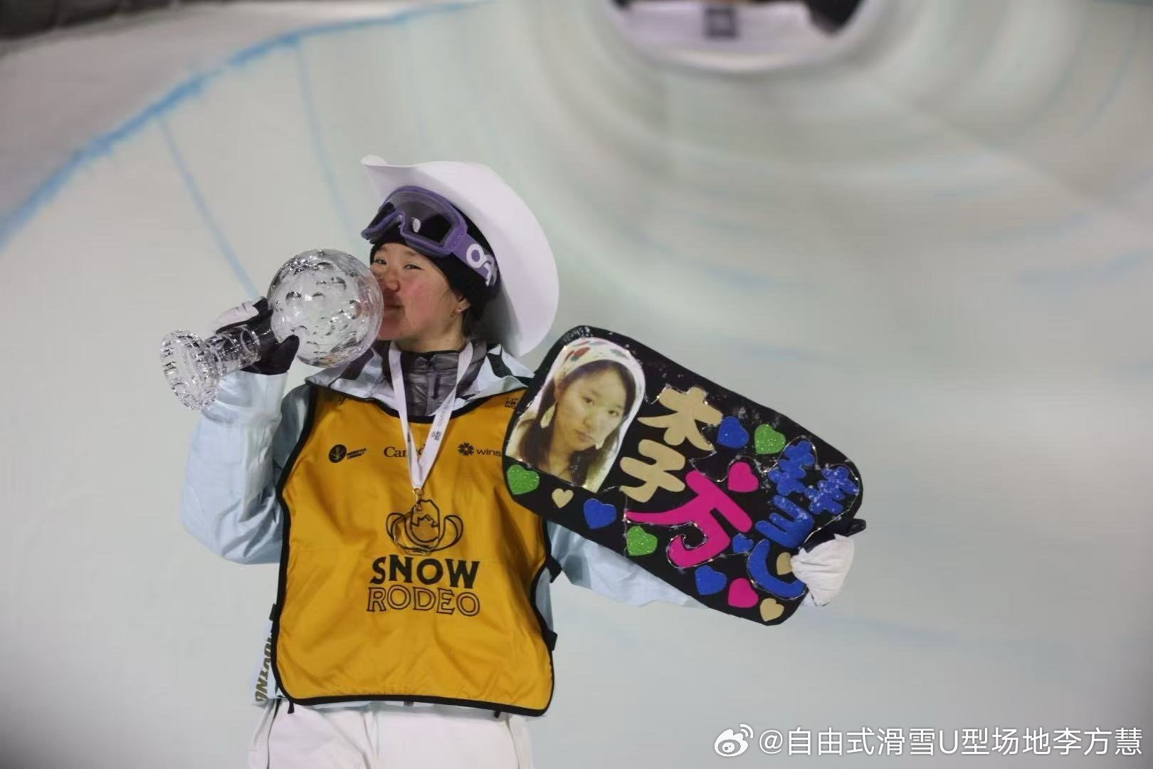 德国运动员在自由式滑雪比赛中获得银牌