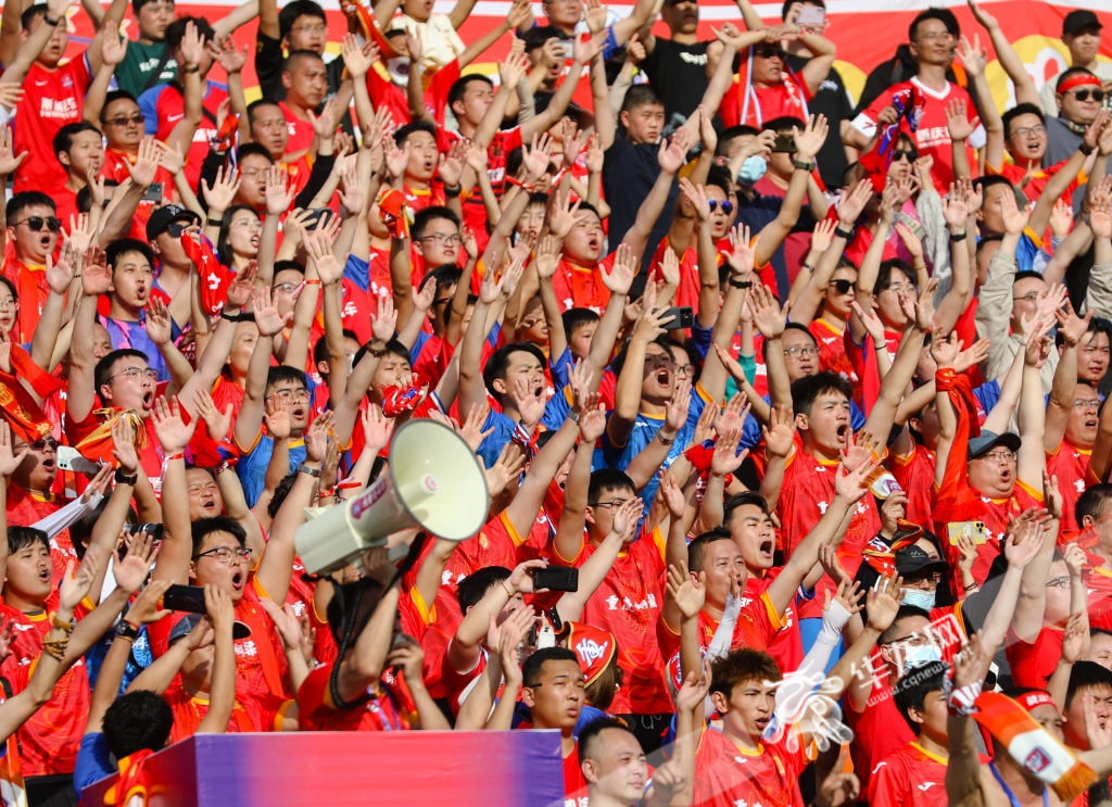 重庆队主场力克对手，取得胜利