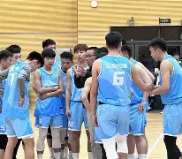 伊斯特本球员互相协作，呈现默契配合