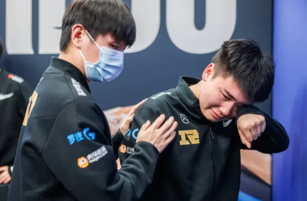 开云APP-包含DRX险胜FLY，Zeus单局斩获MVP焦点之战入围赛，锁定晋级资格的词条