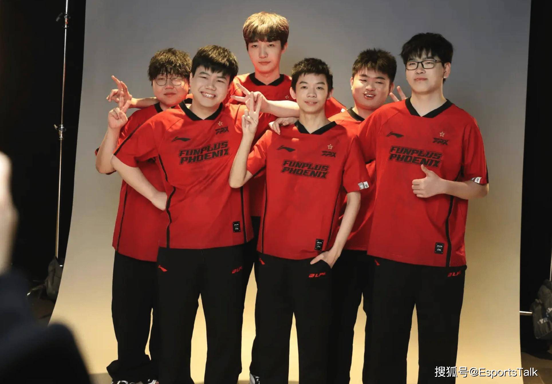 开云下载-FPX翻盘C9，Elk线上压制力十足宿命之战四强赛，留下经典瞬间