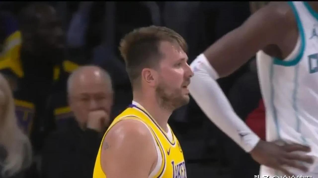 步行者逆转黄蜂，结束连败