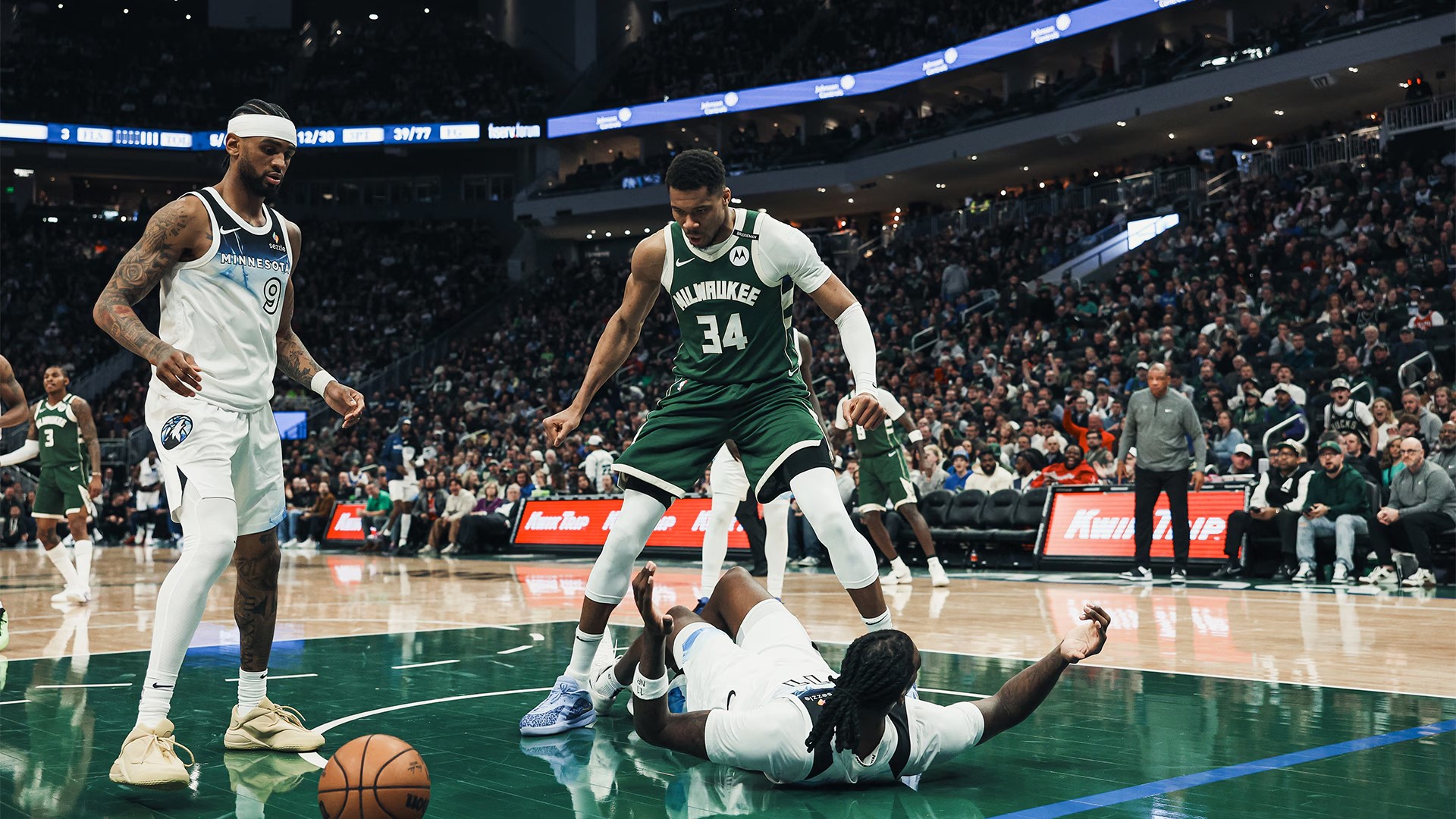 开云下载-雄鹿队在主场实现惊艳反扑