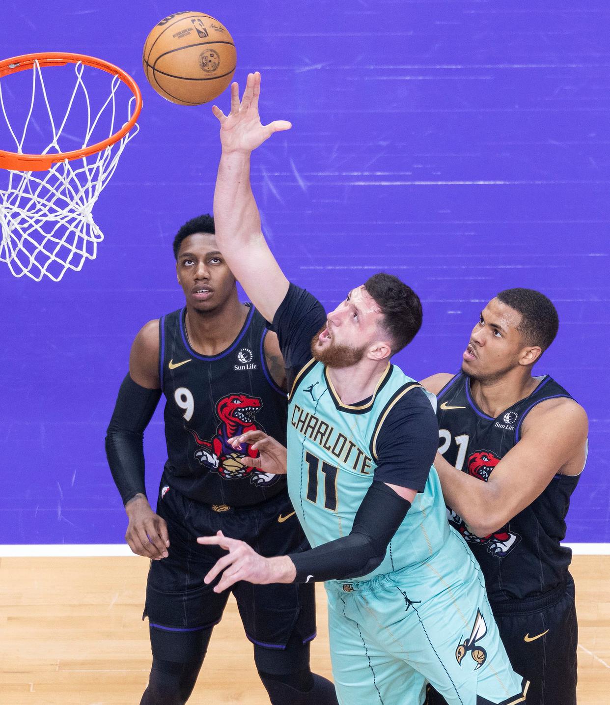 开云体育官网-猛龙力克老鹰，取得季后赛首胜