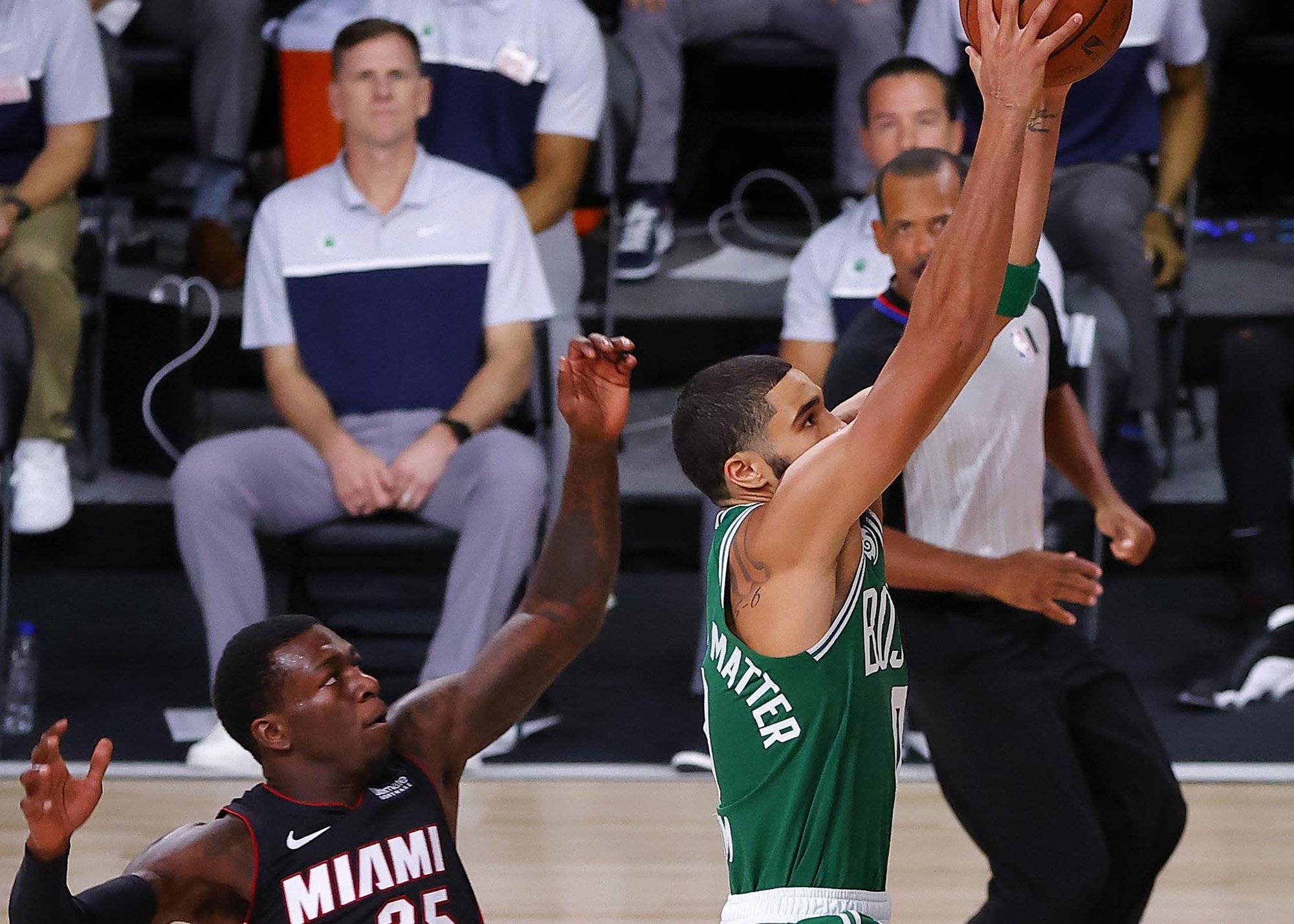 绿军2-1领先热火，向东部决赛发起冲击