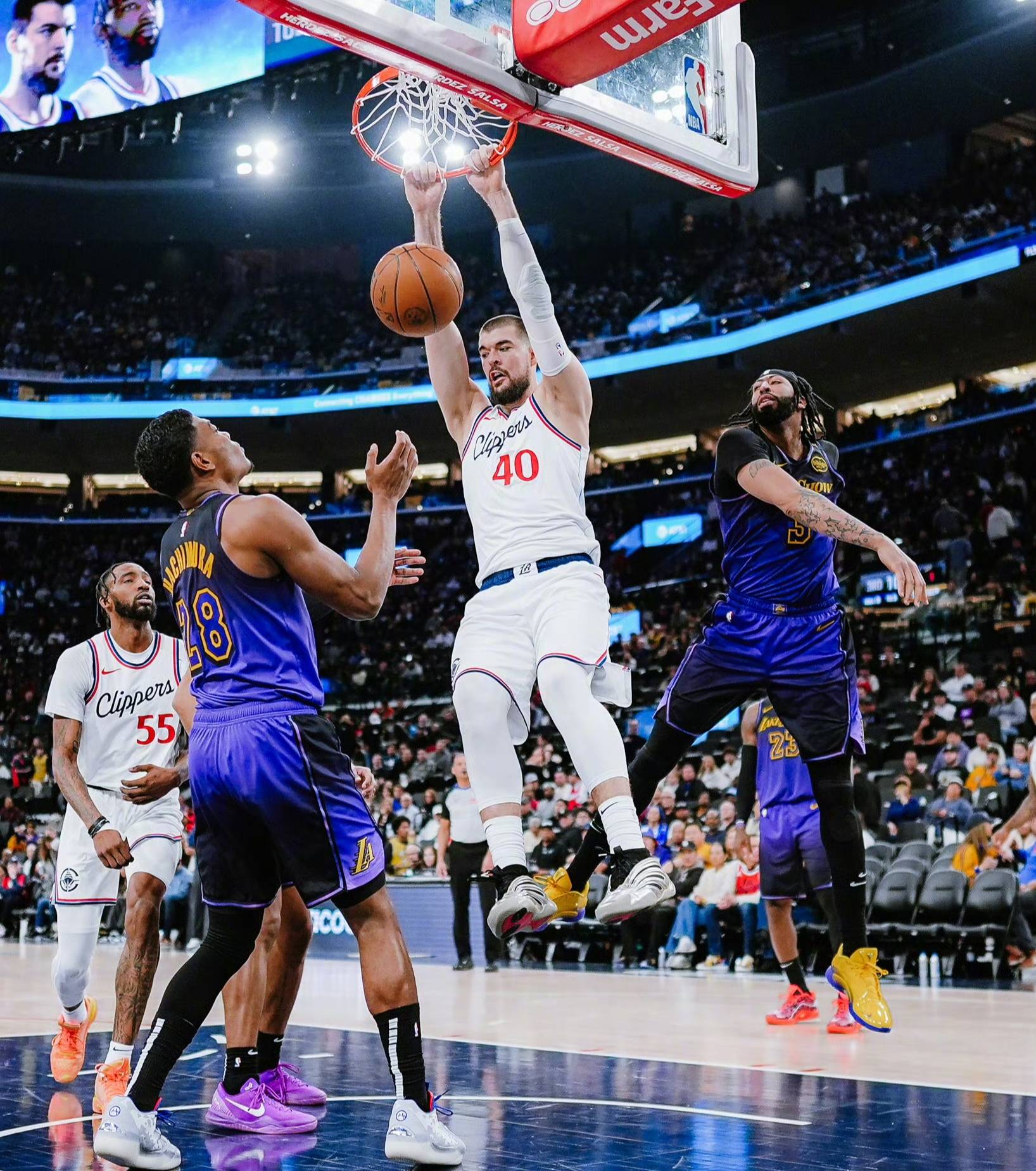 快船球员集体庆祝胜利，士气高昂