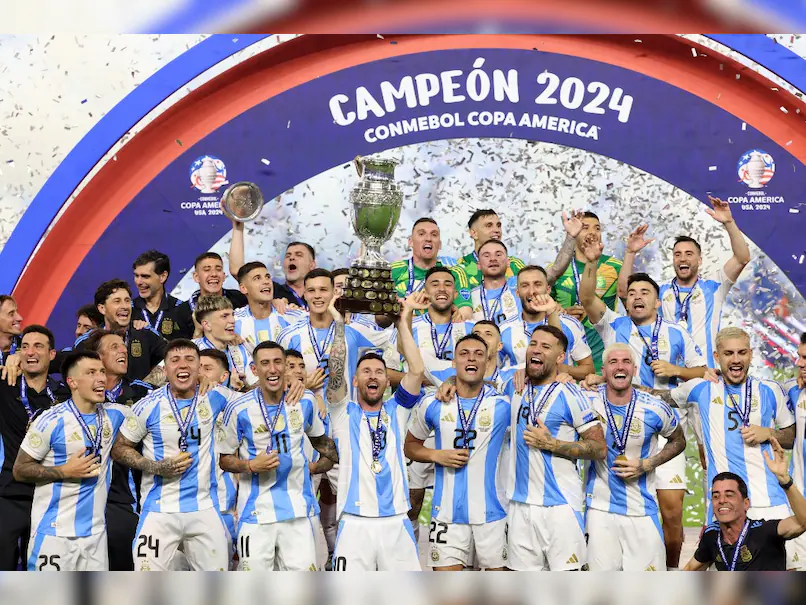 美洲球队在全球篮球比赛中夺得令人瞩目的胜利，喜获奖杯