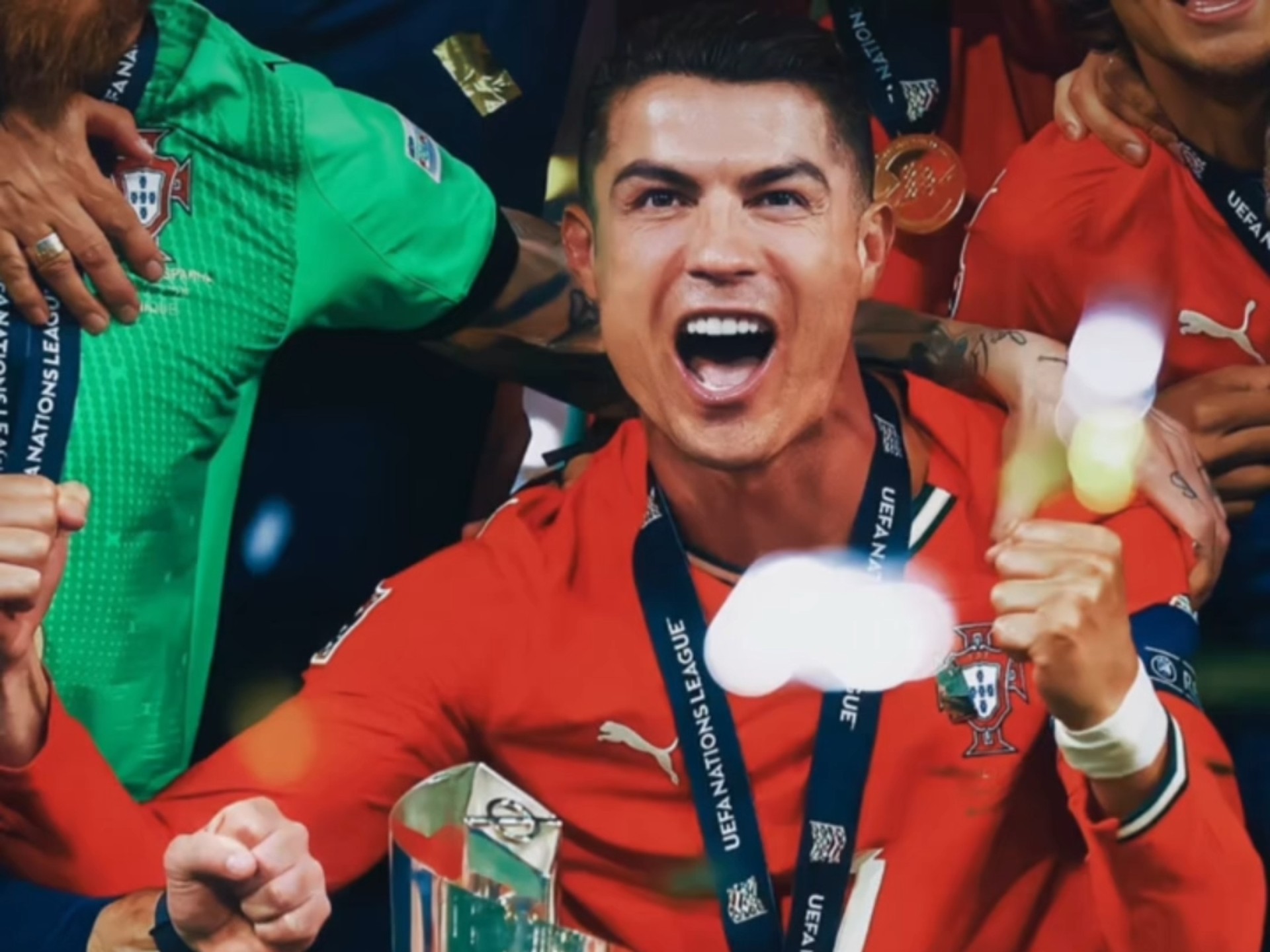 美洲球队在全球篮球比赛中夺得令人瞩目的胜利，喜获奖杯