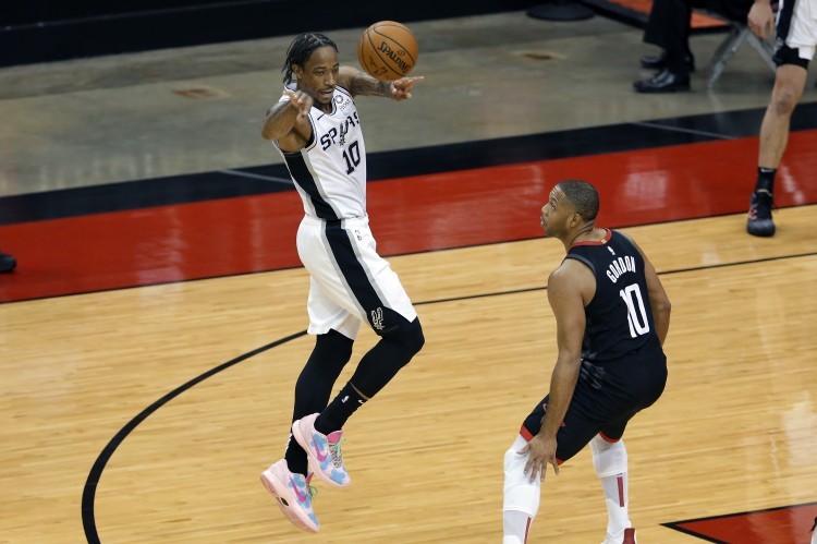 开云体育官网-猛虎队客场胜马刺，士气如虹