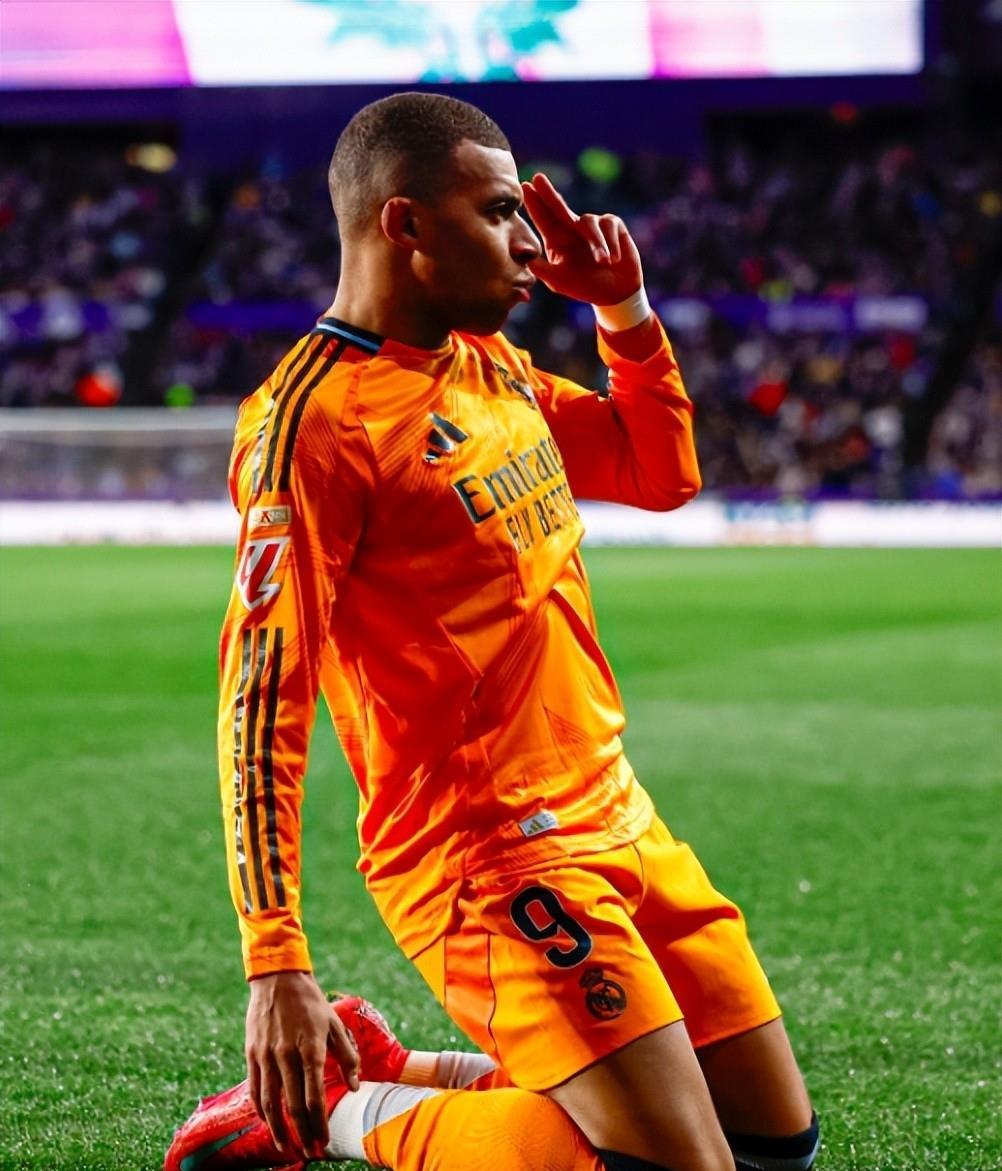 塞维利亚前锋完成帽子戏法，助球队轻取比赛胜利