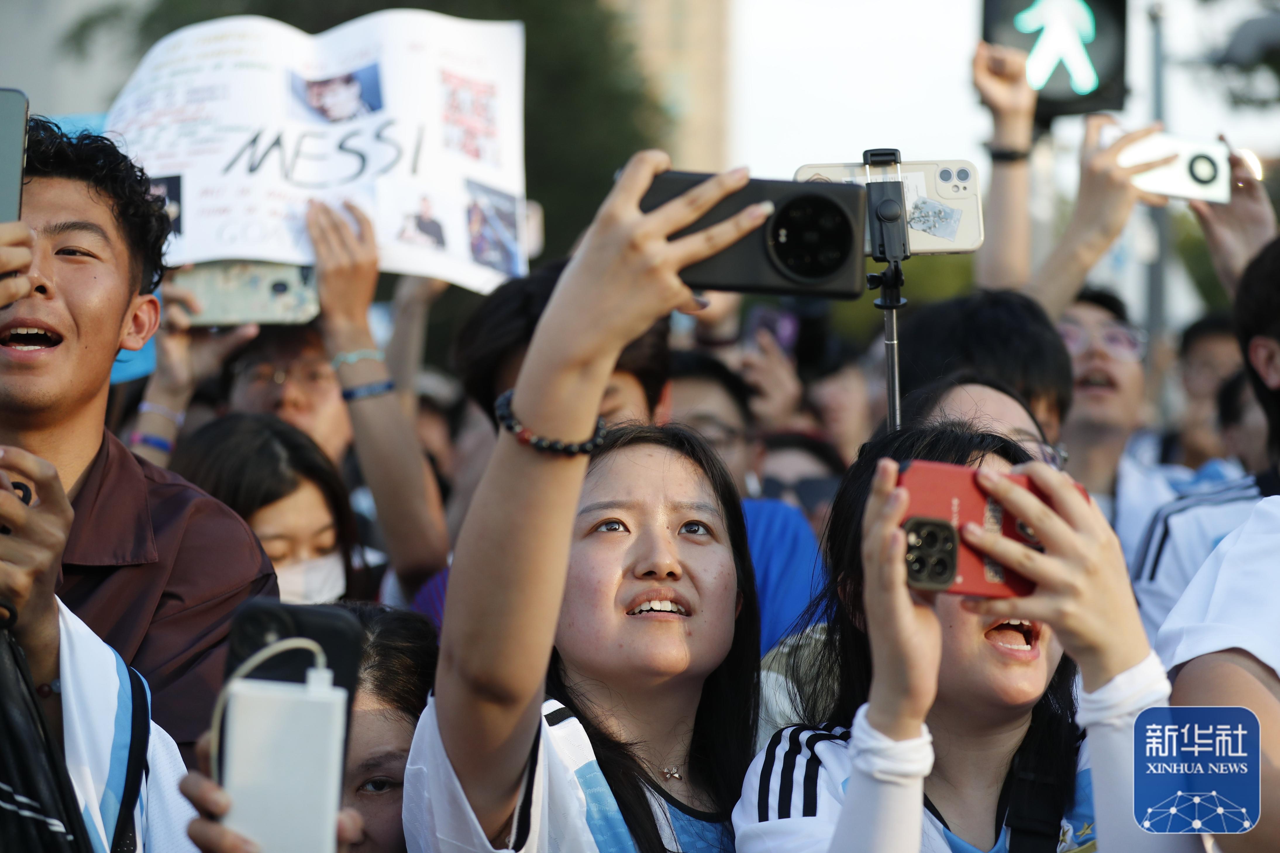 开云APP-场边球迷呐喊助威的热情不减